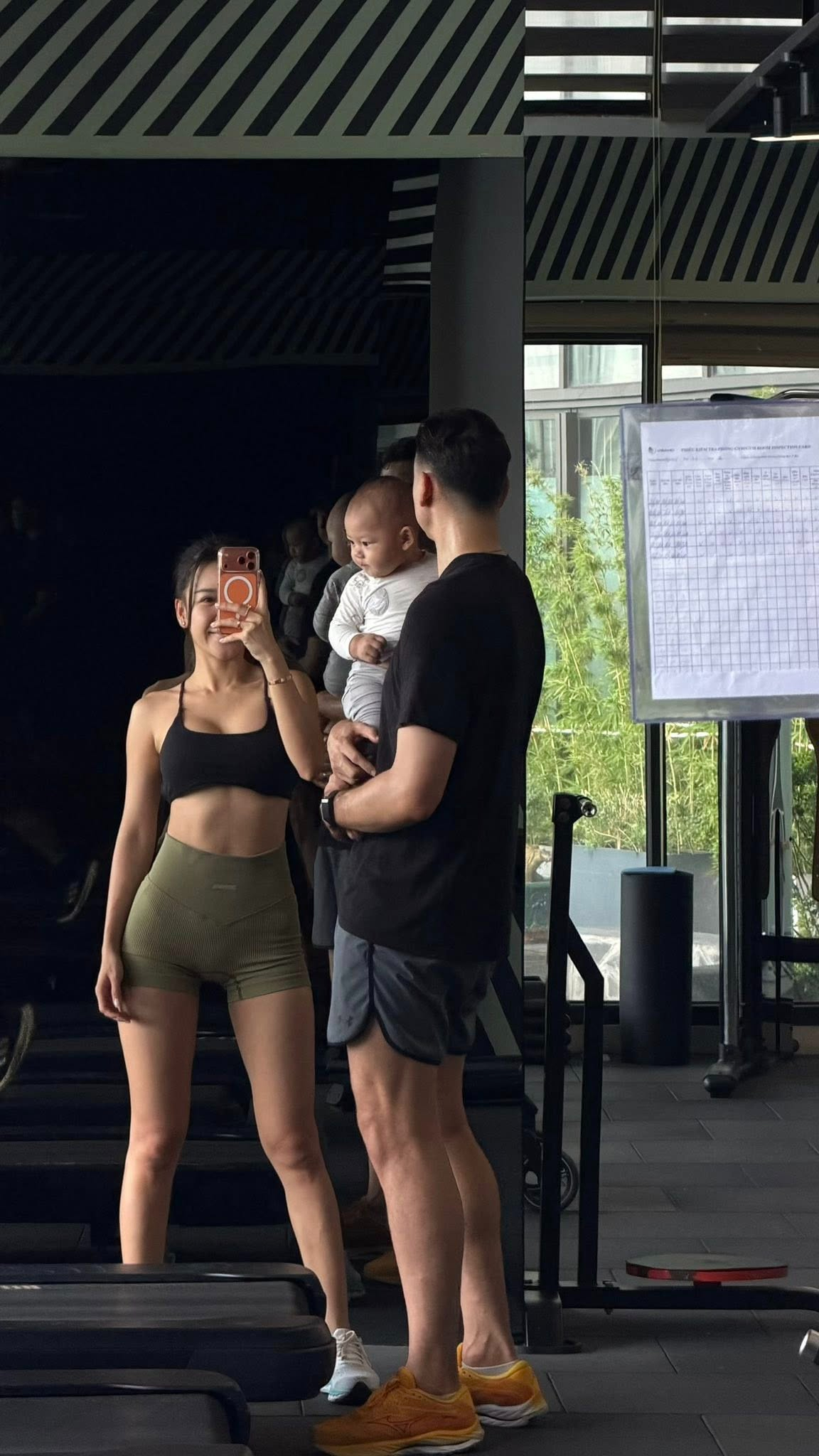 Thỉnh thoảng, cặp đôi còn đưa cả con trai đến phòng tập cùng ba mẹ