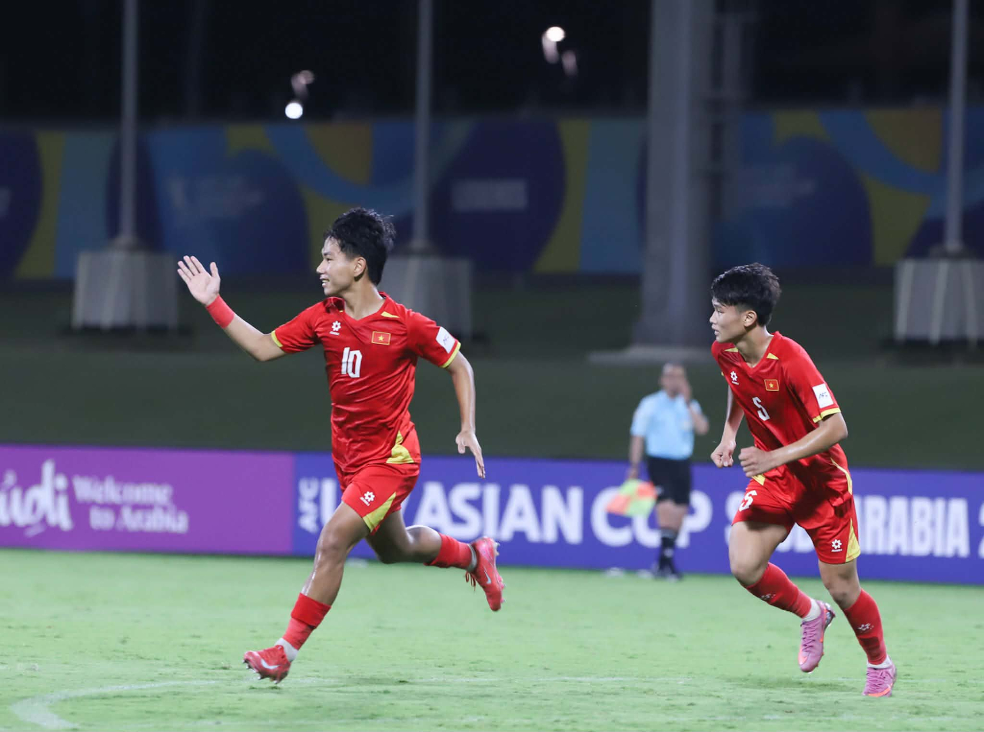 Trong trận đấu quyết định tại bảng C giải U17 châu Á 2026 diễn ra trên sân vận động King Abdullah (Ả Rập Xê Út), thầy trò huấn luyện viên Cristiano Roland đã có màn lội ngược dòng 3-2 đầy cảm xúc trước đối thủ mạnh U17 UAE