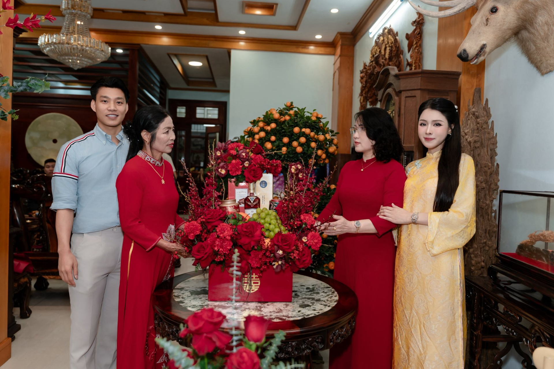 Bên trong căn nhà khang trang ở quê của Trần Bích Hạnh - vợ cầu thủ Văn Thanh: Gia thế khủng cỡ nào?