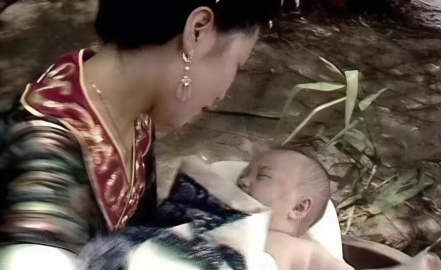Để bảo vệ giọt máu của chồng, bà đành nuốt nhục, thả con trôi sông mong tìm đường sống