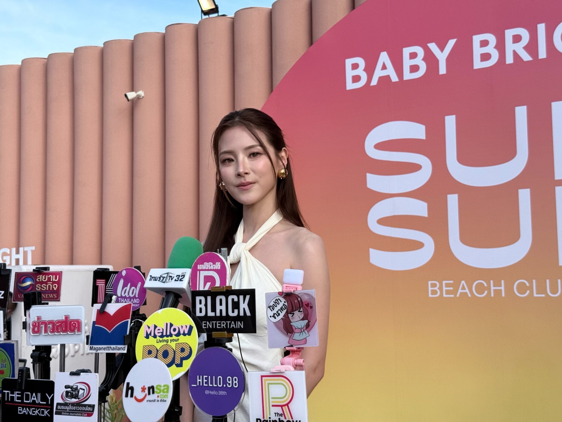 Baifern vừa chính thức lộ diện sau khi bị chỉ trích thậm tệ vì like bài đăng của Pi Sunith Scott. Được biết, Pi Sunith Scott đã đăng bài trên tài khoản của vợ mình - nữ minh tinh Mild Lapassalan. Ảnh: Sanook