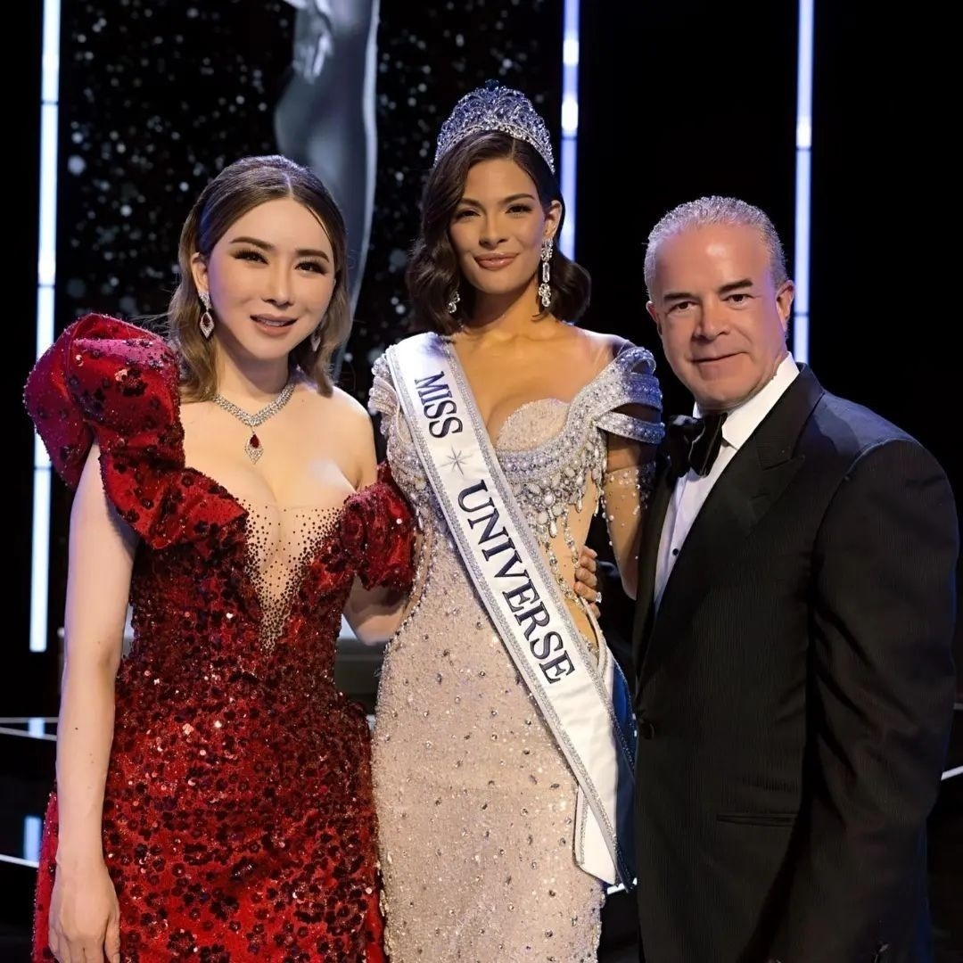 Miss Universe đang rơi vào cảnh khủng hoảng khi chủ tịch Raul Rocha bị truy tố hình sự, còn cựu chủ tịch Anne Jakkaphong Jakrajutatip bị ban hành lệnh bắt giữ vì lừa đảo. Ảnh: Thairath.