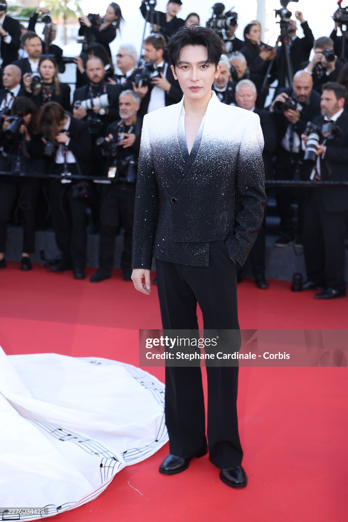Zhang Tianqi diện suit kim sa khá 