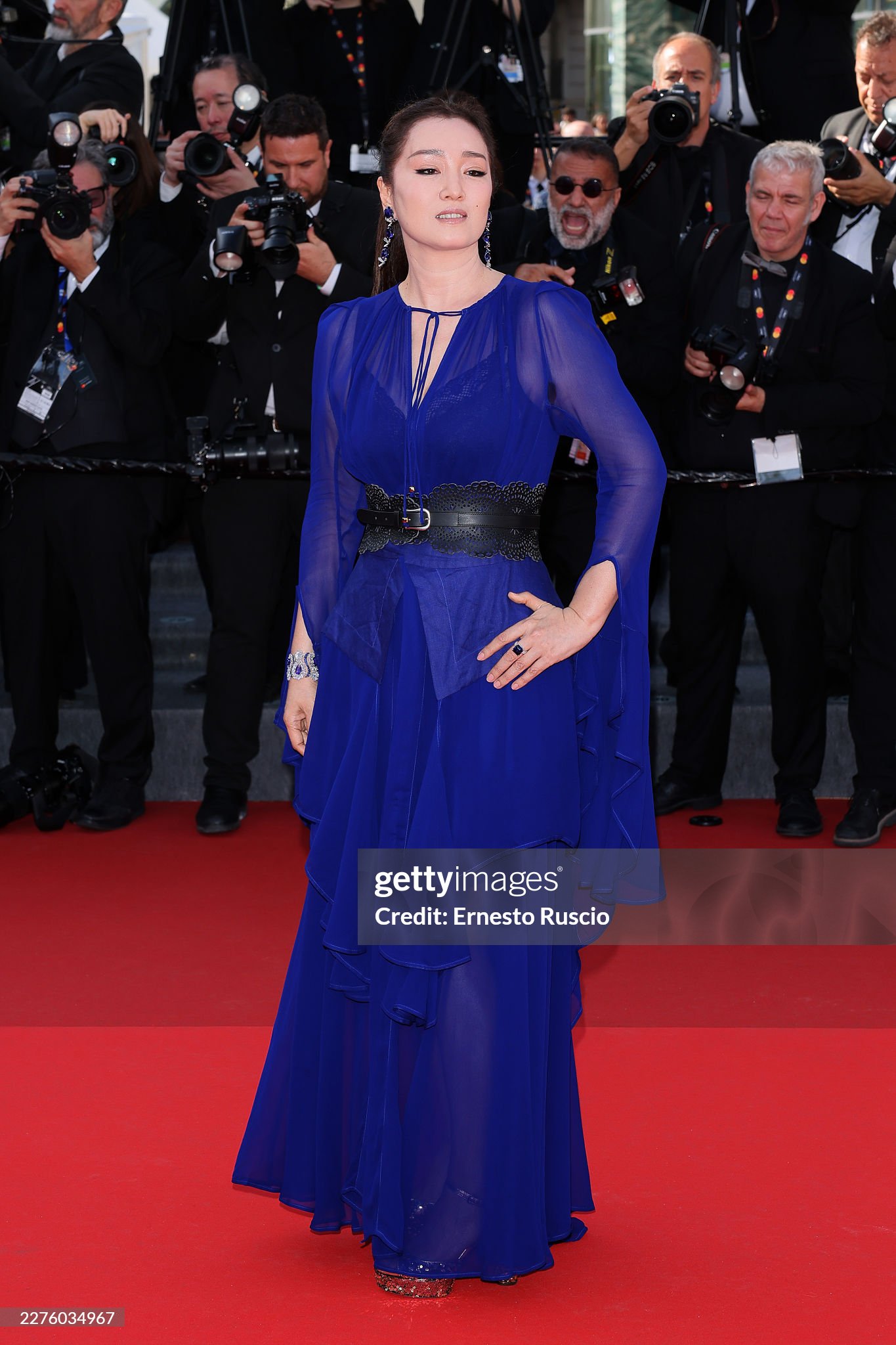Minh tinh quyền lực Củng Lợi chọn sắc xanh coban trong ngày thứ 2 ở Cannes. Ảnh: Getty Images
