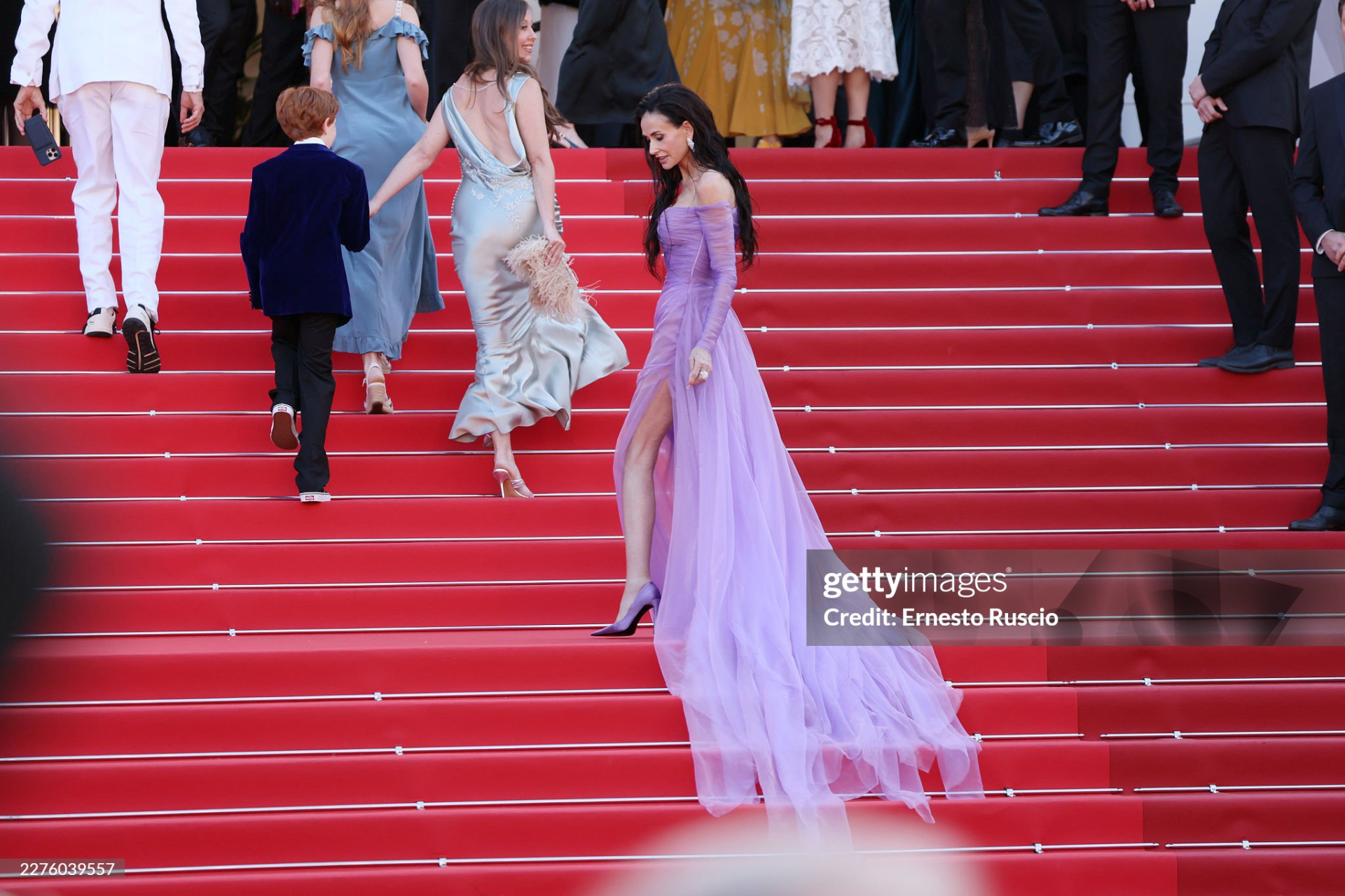 Tà váy tạo nên nhiều hiệu ứng đẹp mắt trên thảm đỏ. Ảnh: Getty Images
