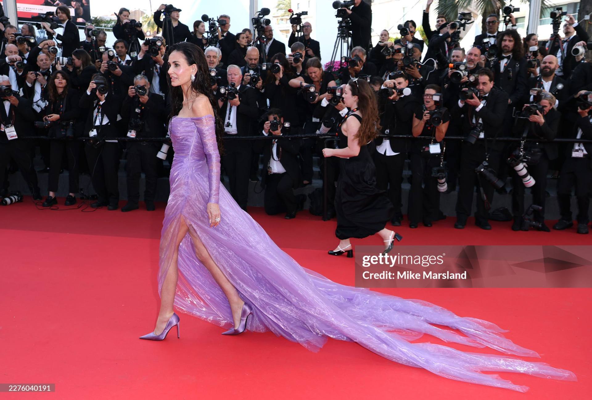 Demi Moore diện váy tím tha thướt điệu đà. Ảnh: Getty Images