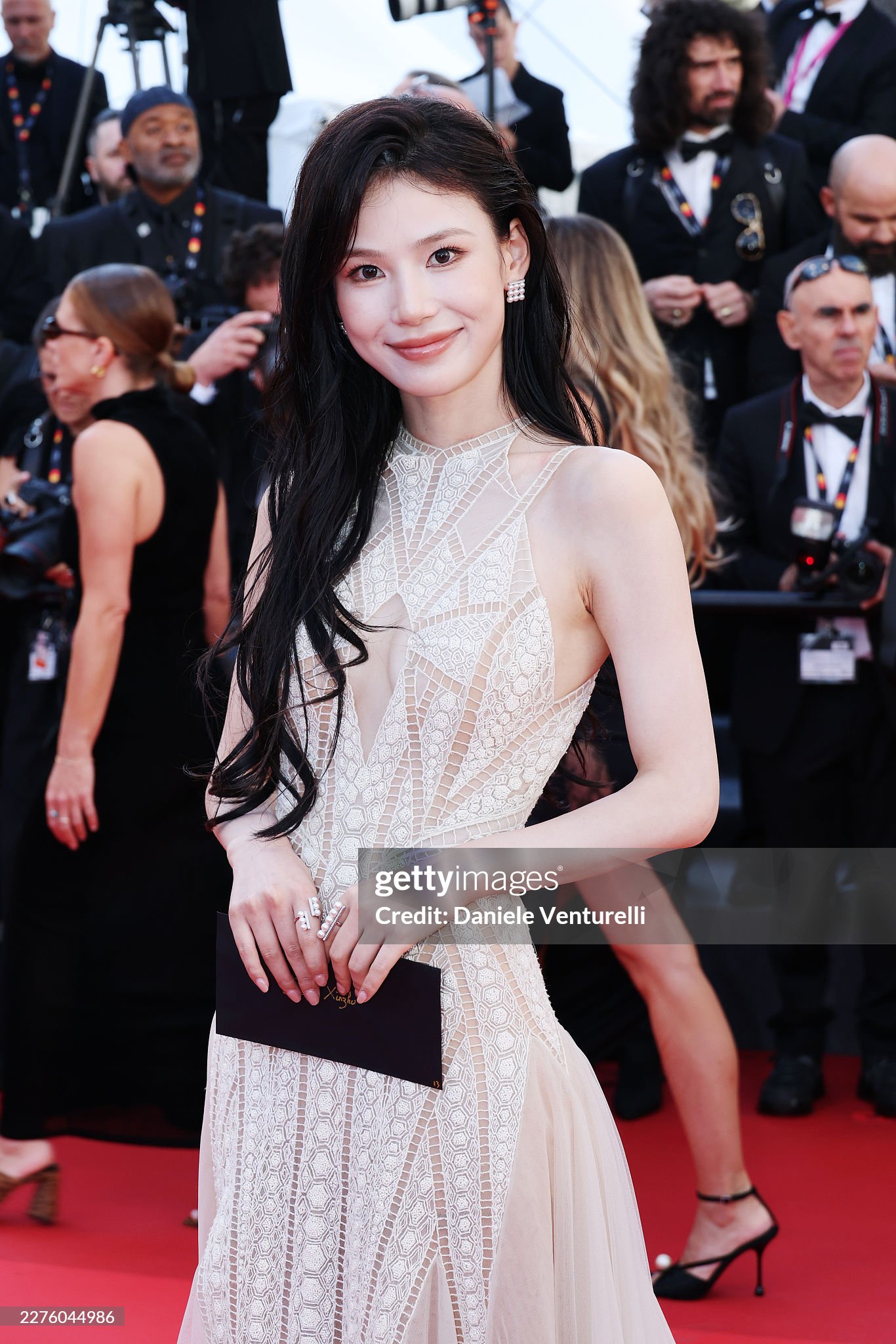 Chiếc váy cắt khoét khoe vòng 1 không hề phản cảm. Ảnh: Getty Images