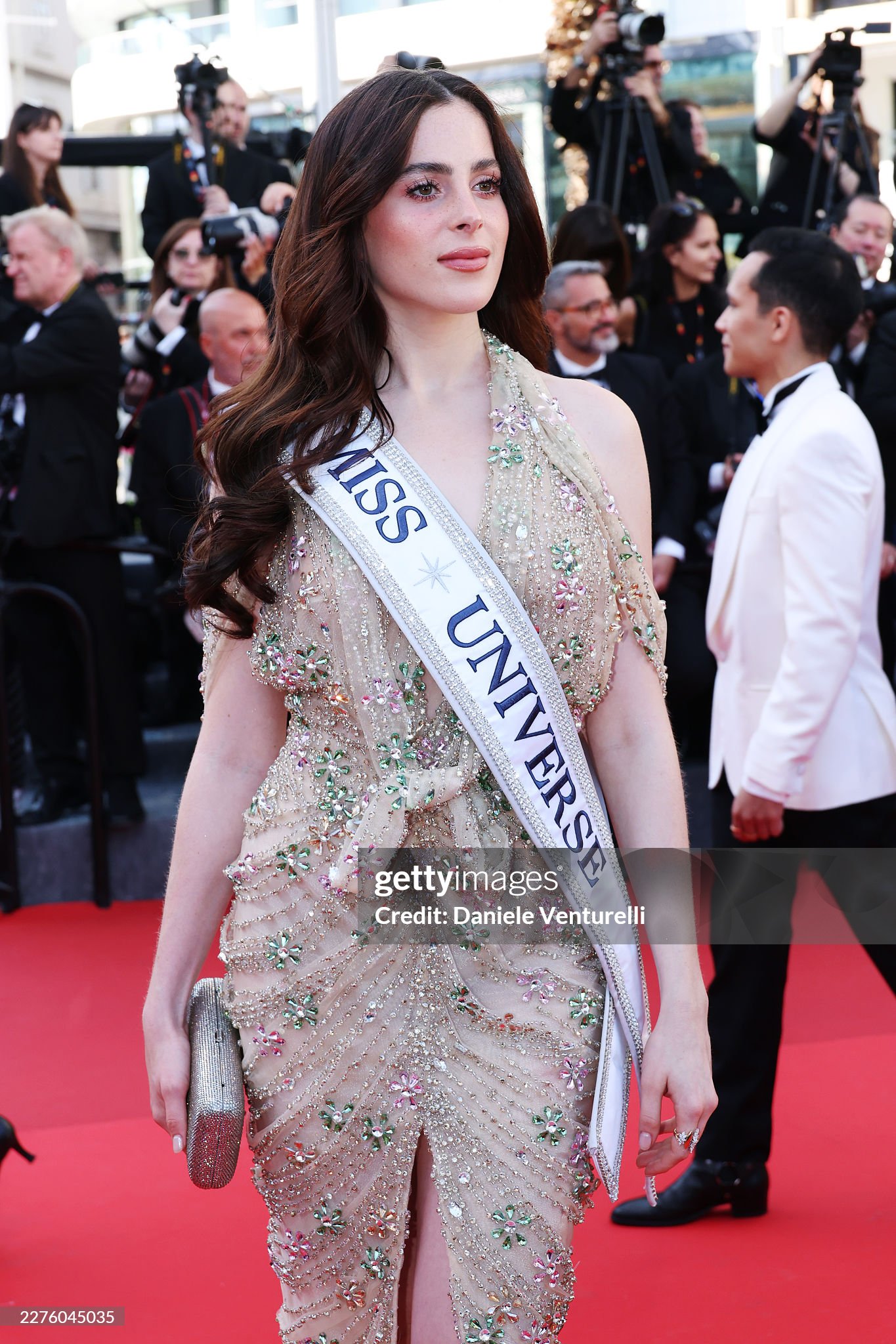 Cô đeo sash như thể sợ không ai biết mình là hoa hậu. Ảnh: Getty Images