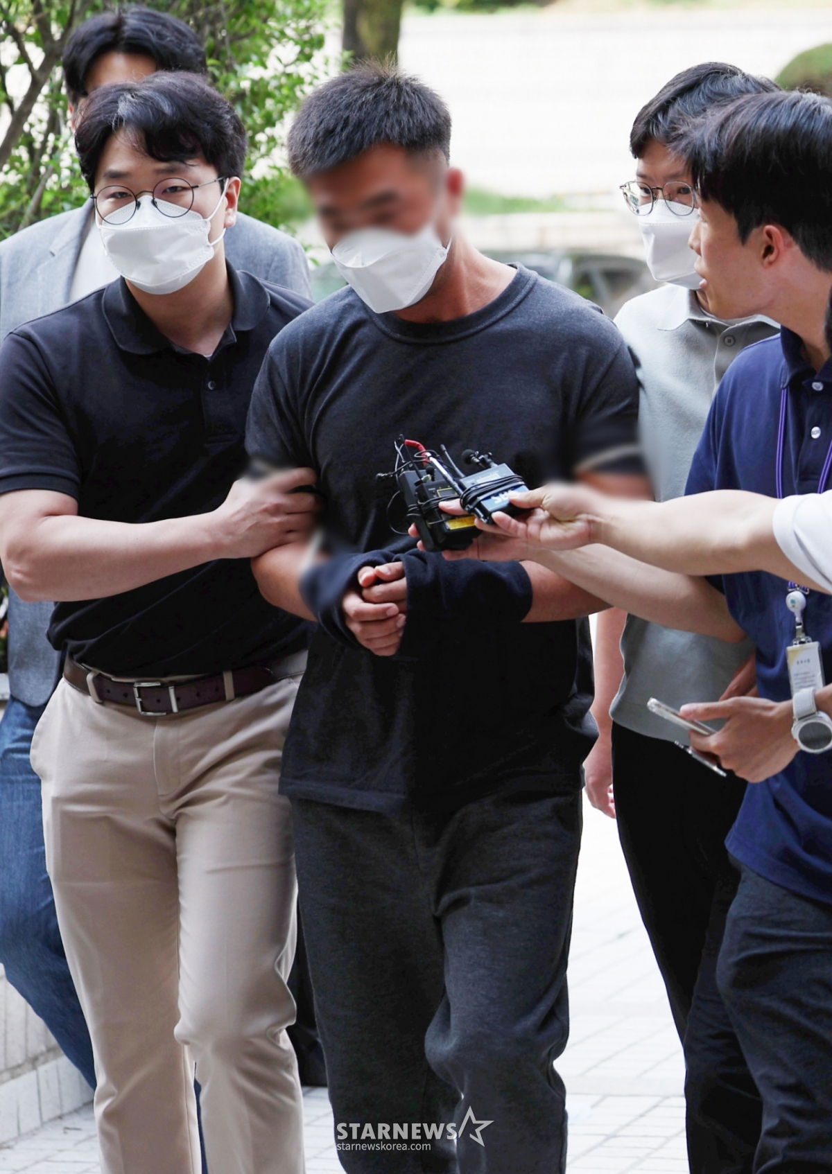 Dẫn độ kẻ chủ mưu đánh cắp thông tin và tiền bạc của Jungkook về Hàn Quốc. Ảnh: Starnews