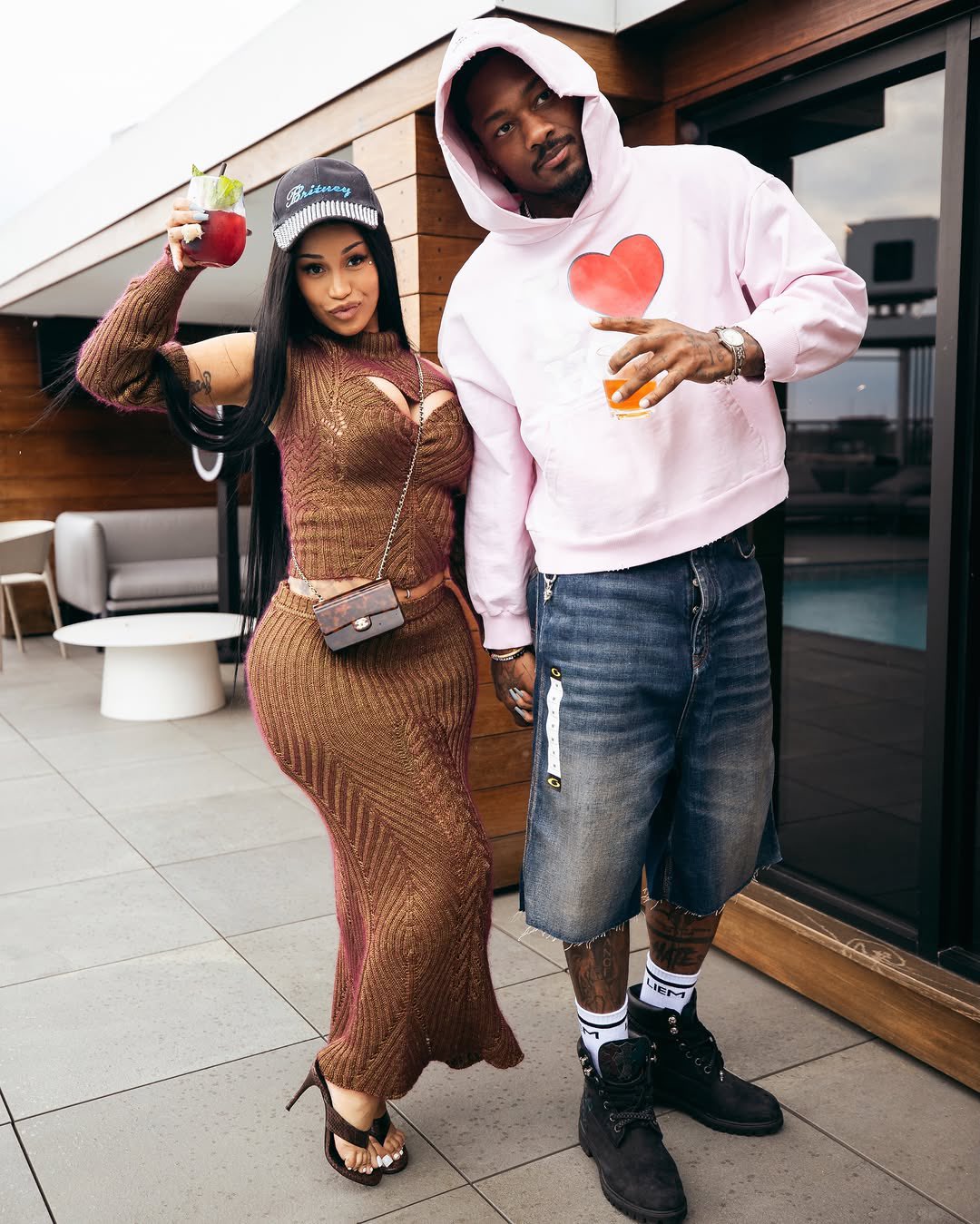 Cardi B và Stefon Diggs vừa tái hợp vào ngày 10/3 (giờ Mỹ) sau khoảng thời gian rạn nứt. Sau khi vụ cãi nhau nổ ra, nữ rapper cho biết cô mắng người yêu vì lúc đó cọc tính do đói bụng. Ảnh: Page Six. 