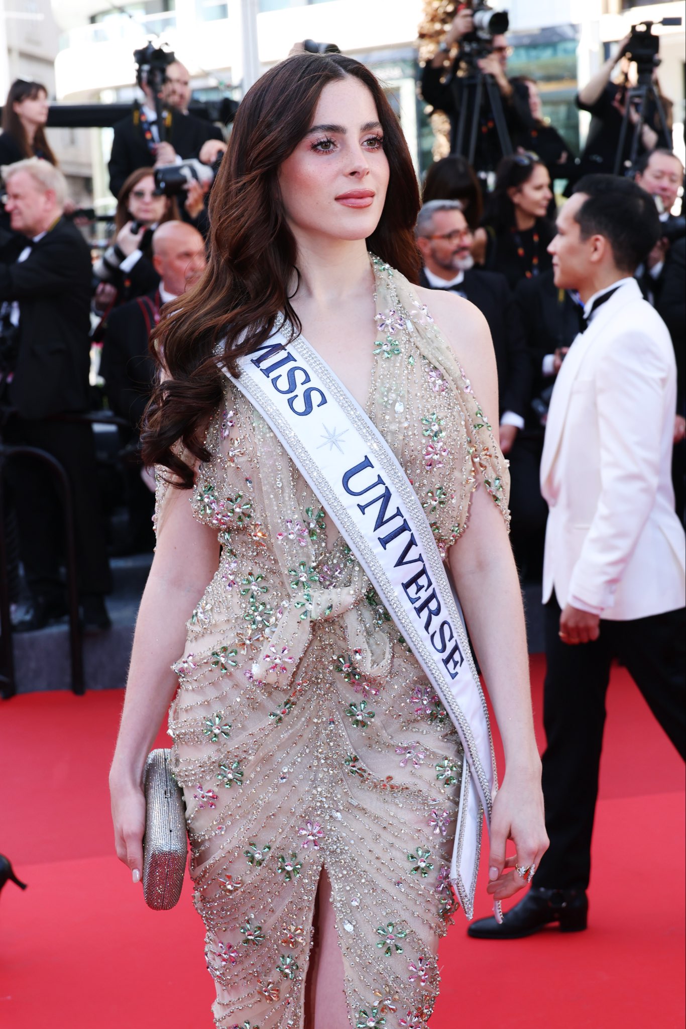 Tham dự sự kiện phim ảnh tầm cỡ, Fatima Bosch vẫn đeo sash Miss Universe như sợ người xung quanh không ai biết cô là ai. Ảnh: X. 