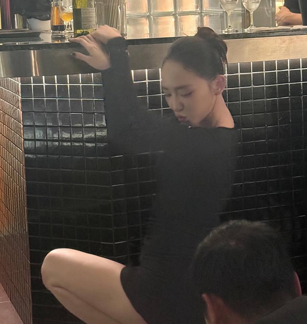 Tóc Tiên vui vẻ tưng bừng cùng hội bạn