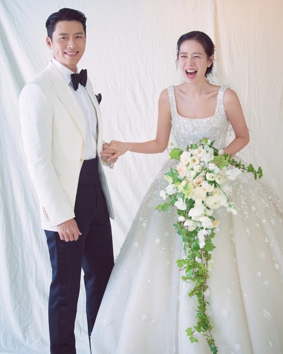 Đang tràn lan loạt ảnh Son Ye Jin ngả ngốn, lao vào lòng trai lạ