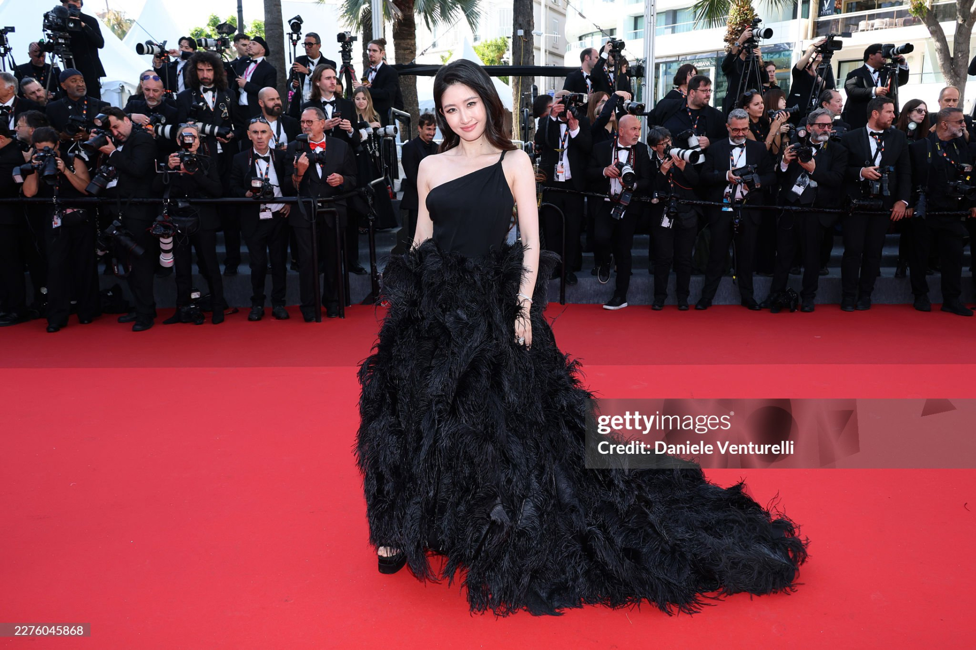 Nữ diễn viên Zhang Da Wan Zi nổi bật trong váy lông vũ đen. Ảnh: Getty Images