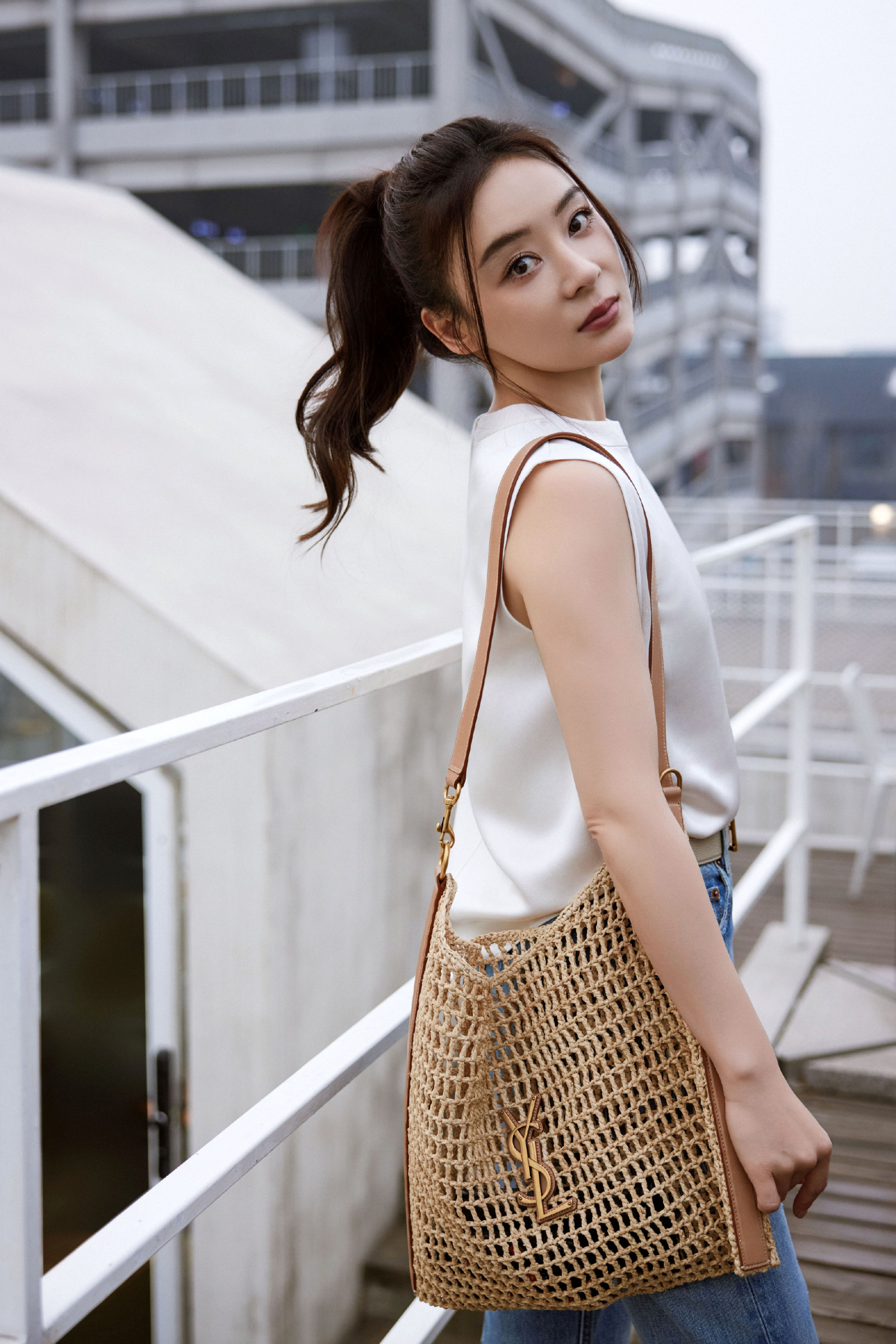... và có thái độ cư xử vô duyên. Ảnh: Sina.