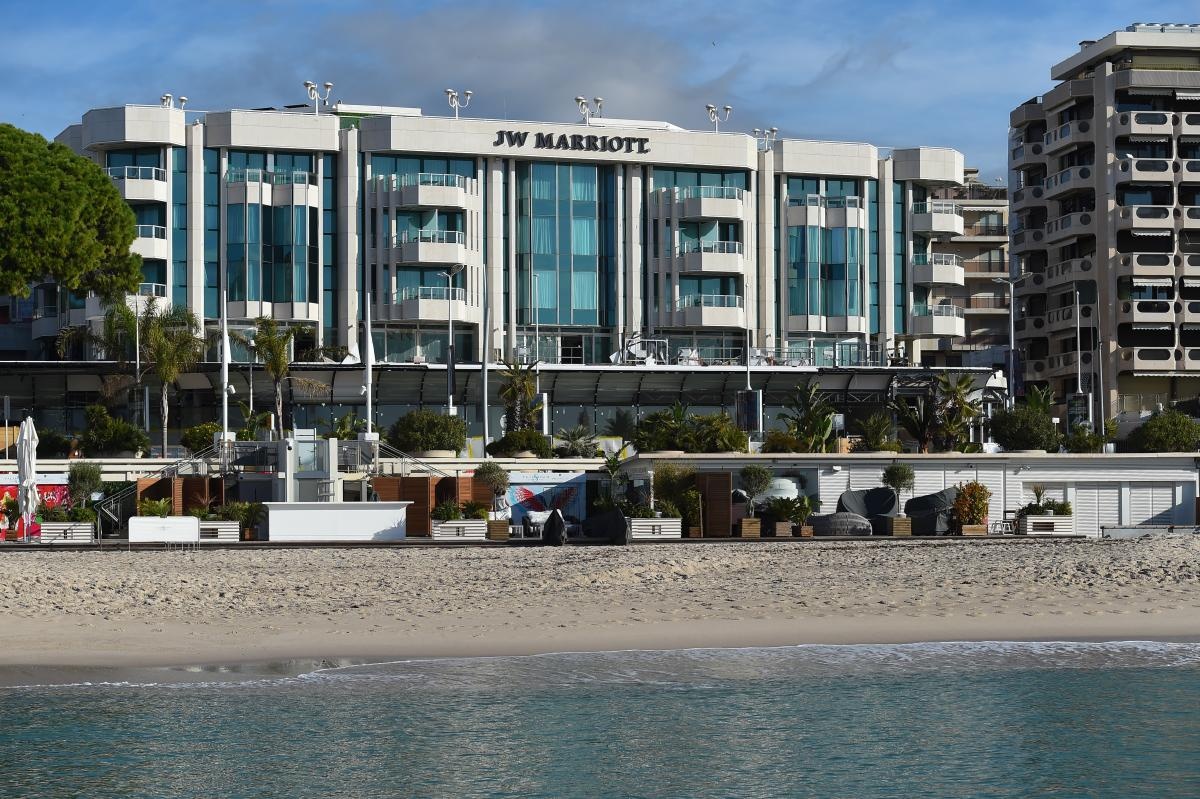 Các khách mời trong lúc tham dự tiệc mừng tại JW Marriott Cannes đã bất ngờ nghe thấy tiếng kim loại gãy răng rắc và sàn rung lắc dữ dội không rõ nguyên nhân. Ảnh: Getty Images.