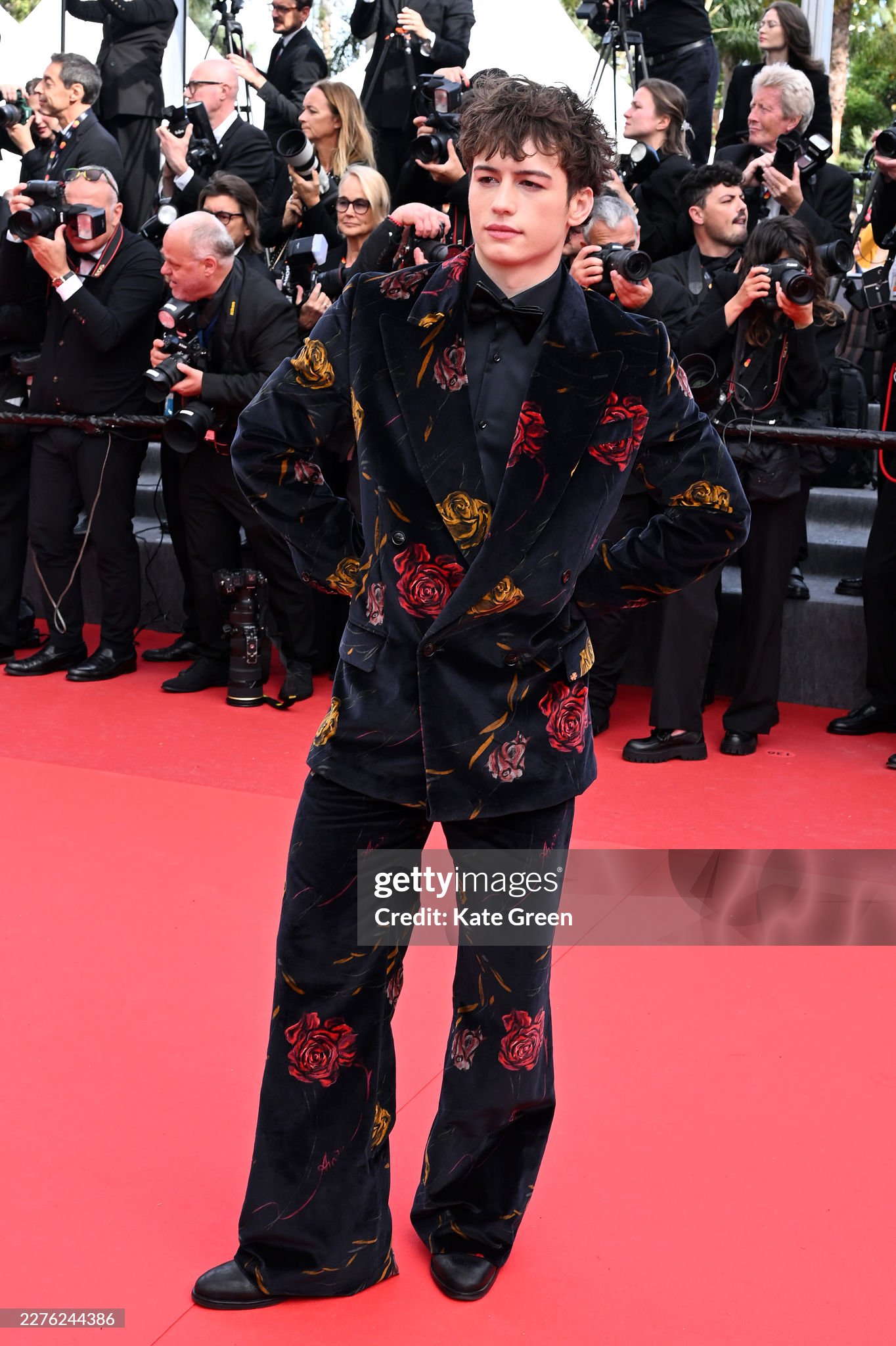Bach Buquen nổi bật với vest hoa hồng. Ảnh: Getty Images