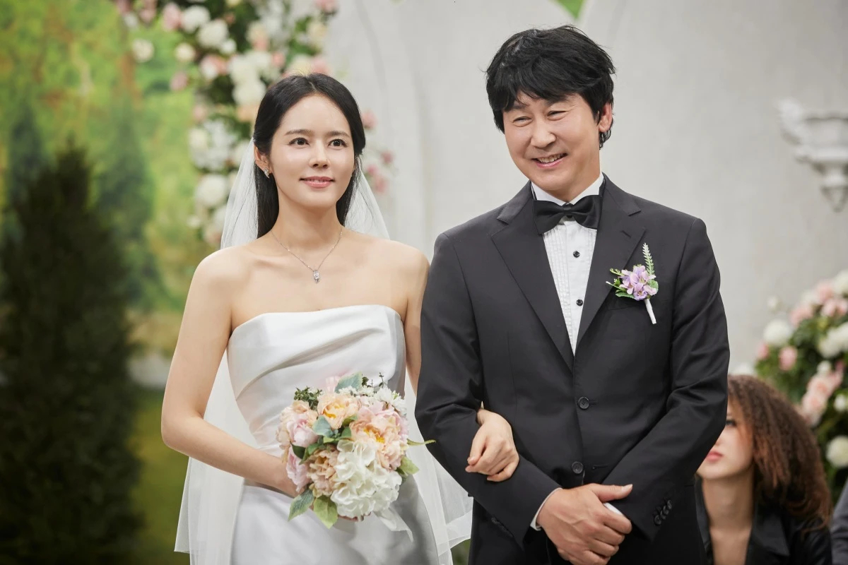 Han Ga In gây sốt khi diện lại váy cưới cách đây không lâu. Ảnh: Xports News