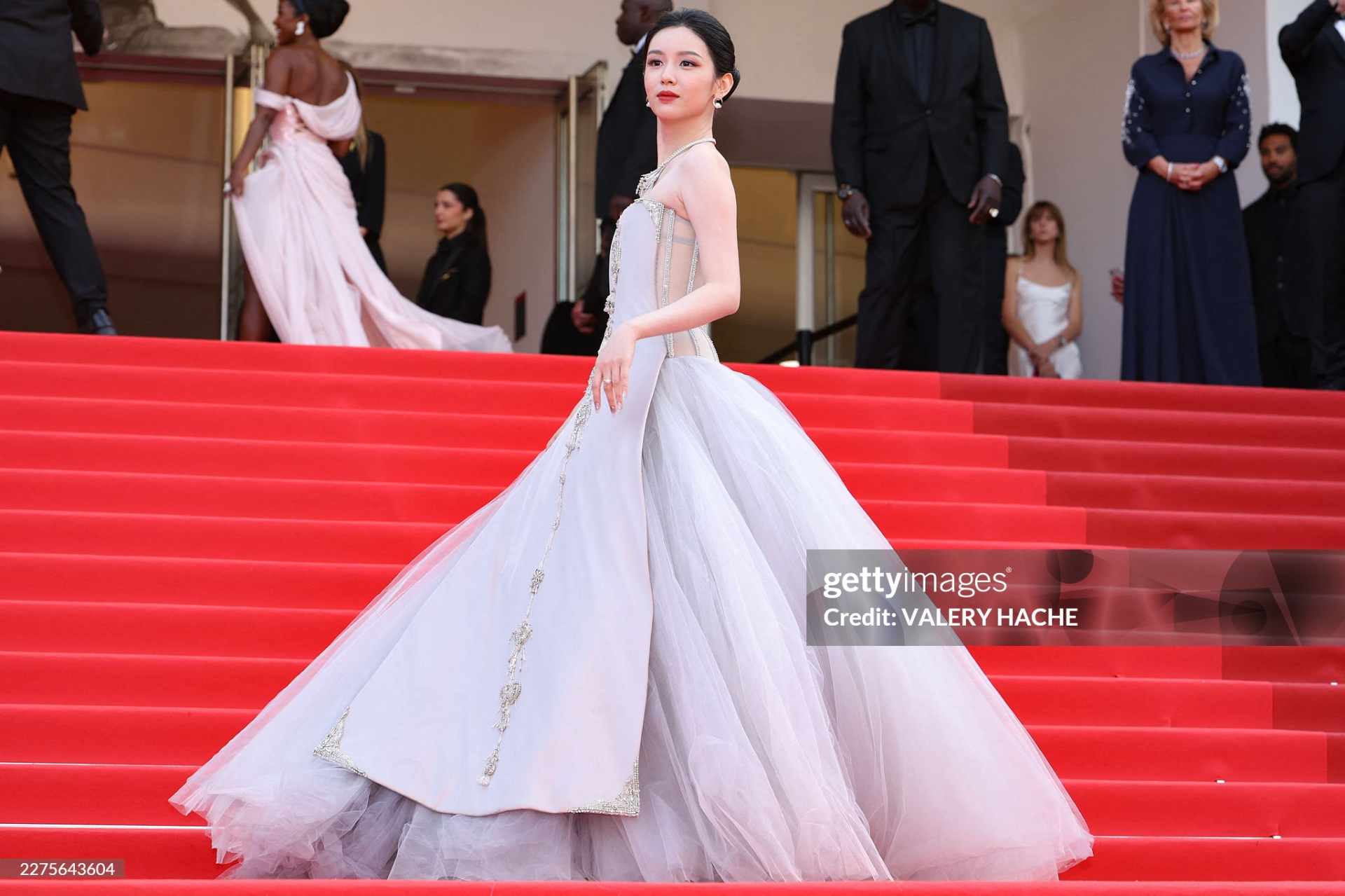 Chiếc váy bồng bềnh, nữ tính tạo hiệu ứng thị giác mạnh. Ảnh: Getty Images