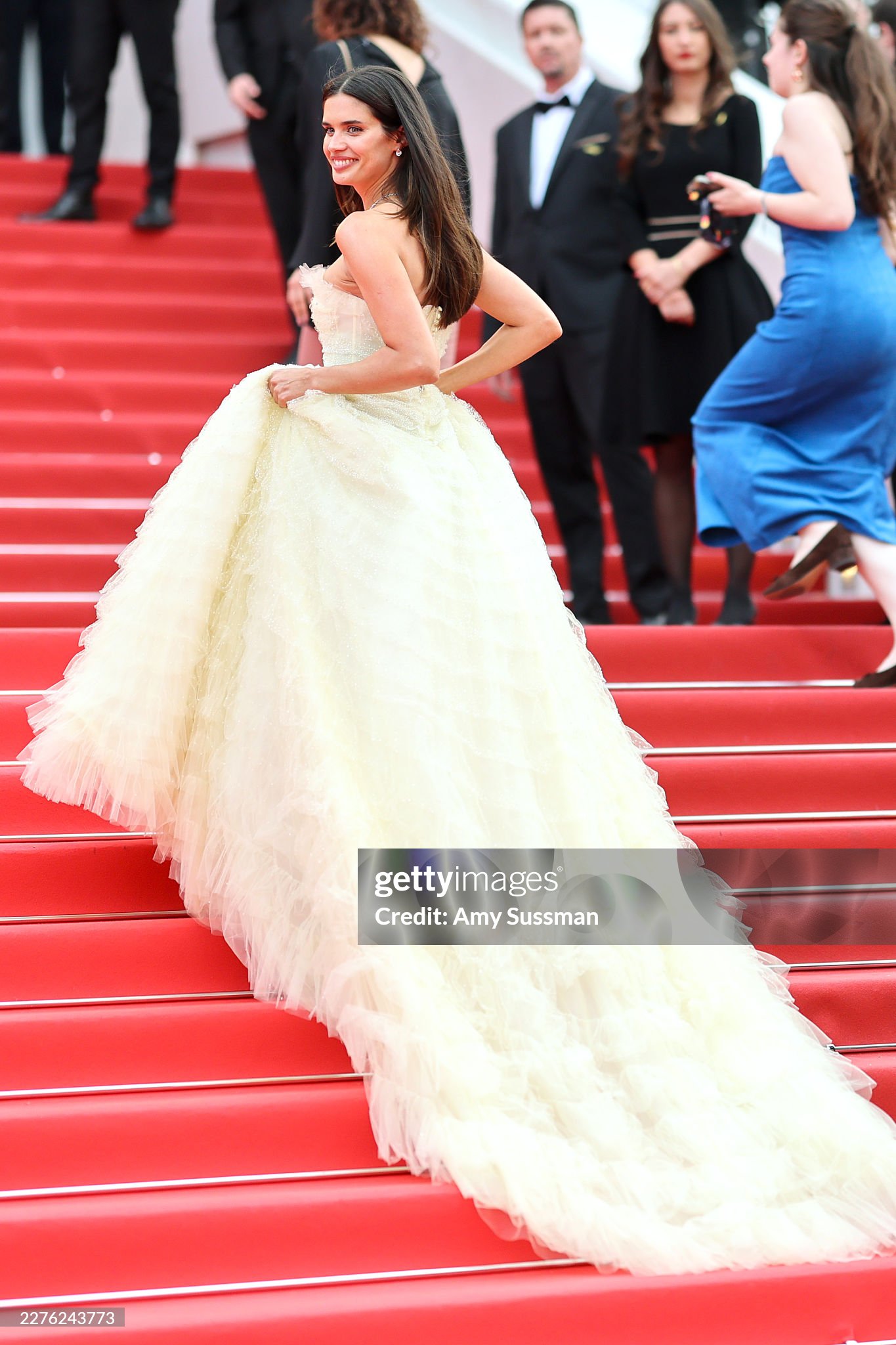 Trông Sara Sampaio như công chúa bước lên từng bậc thang. Ảnh: Getty Images