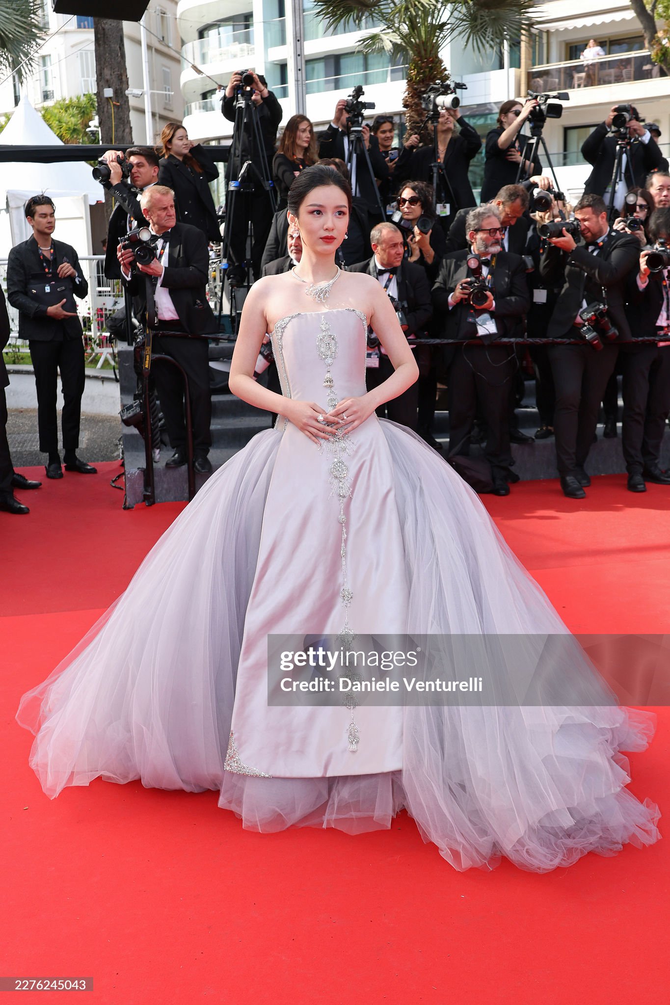 Châu Dã diện váy của NTK Việt Nam trong lần 2 dự Cannes. Ảnh: Getty Images