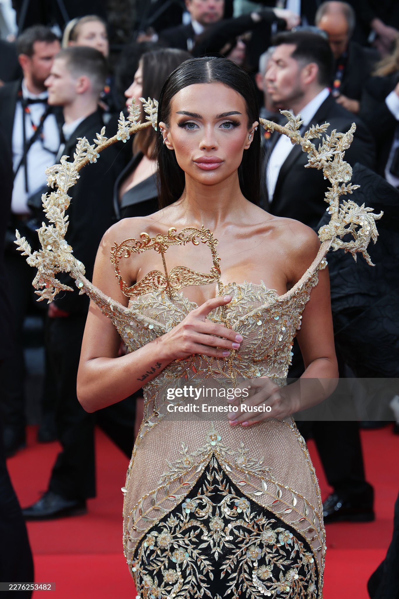 Nữ blogger khi bỏ mặt nạ ra. Ảnh: Getty Images