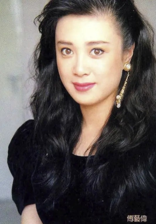 Nữ diễn viên cùng em gái, chị họ bắt quả tang tụ tập sử dụng ma túy đá ở nhà riêng. Kết quả xét nghiệm cho thấy Phó Nghệ Vỹ dương tính với methamphetamine. Ảnh: Sina.