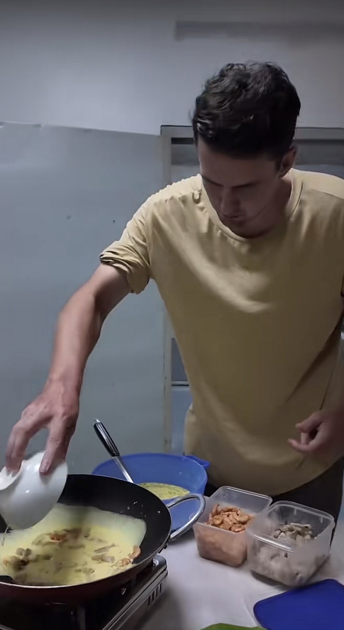 Khách Tây ăn đến bẩn áo ở chợ quê miền Tây, buông lời thỉnh cầu khiến hàng triệu người Việt chột dạ