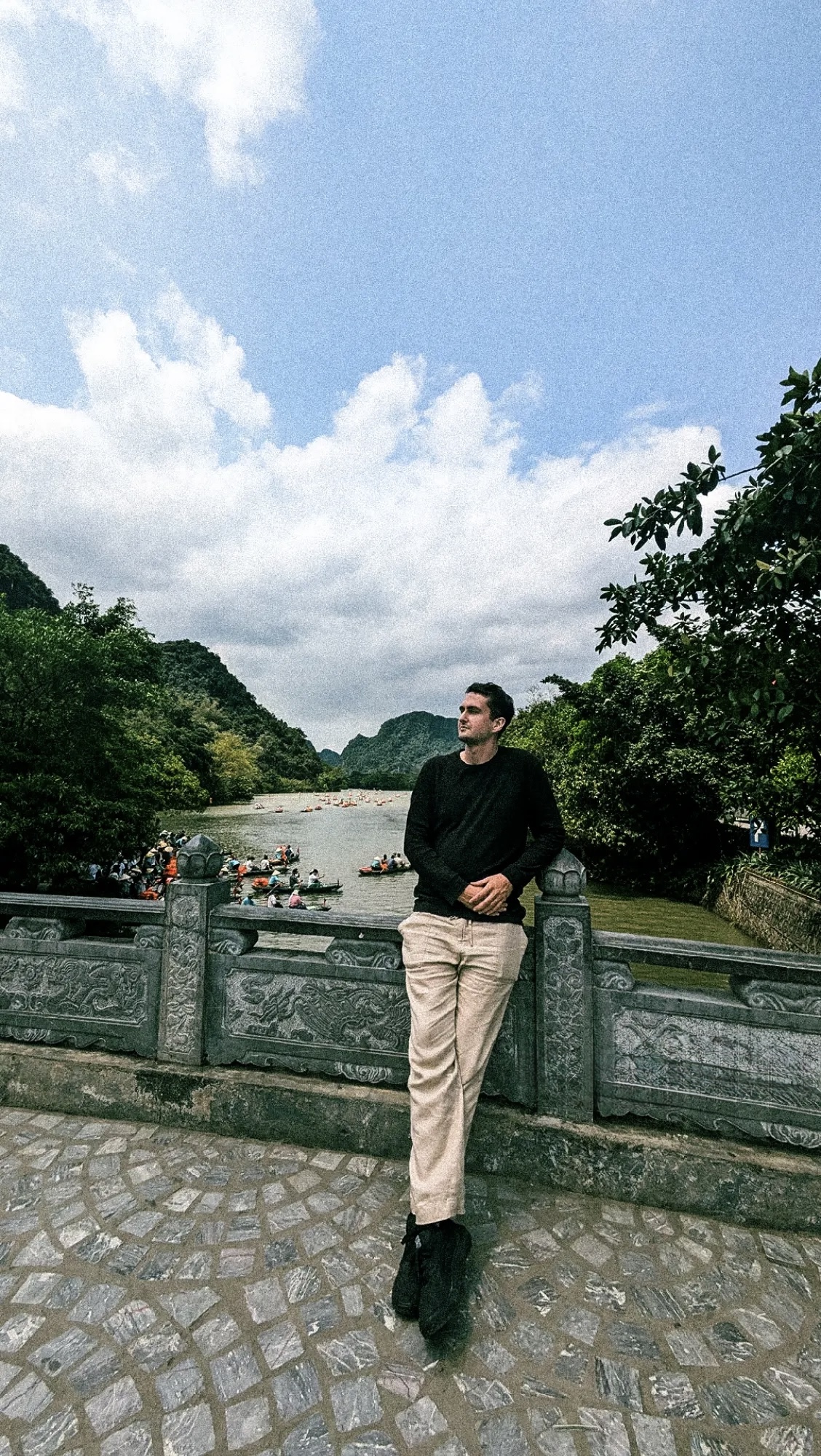 Khách Tây ăn đến bẩn áo ở chợ quê miền Tây, buông lời thỉnh cầu khiến hàng triệu người Việt chột dạ