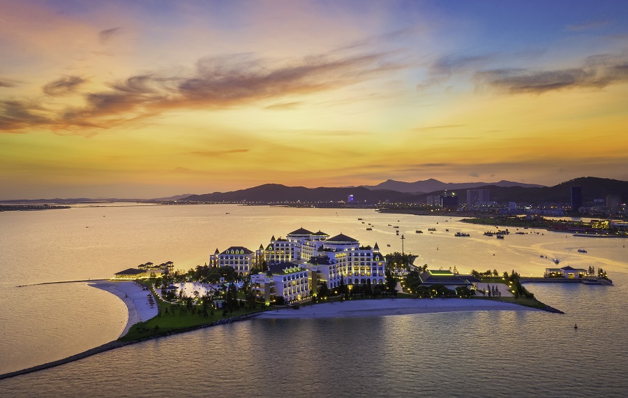 Việt Nam có vịnh biển vừa được Mỹ xếp top 3 Đông Nam Á, hòn đảo đẹp nhất cách Hà Nội vài giờ chạy xe nhưng lại vắng hoe