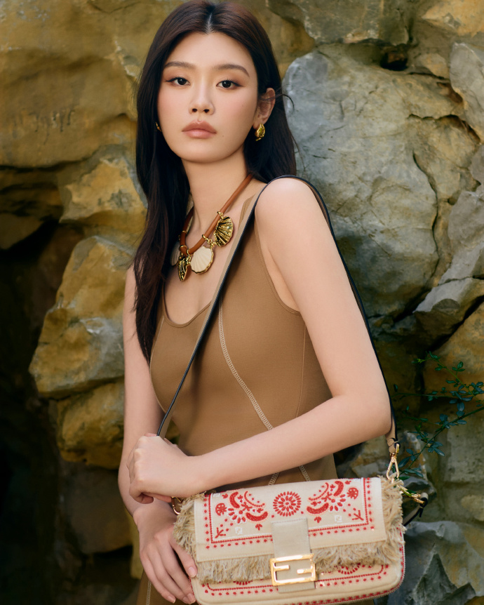 Hề Mộng Dao trở thành giám đốc trong nhiều công ty thuộc đế chế kinh doanh của gia tộc trùm sòng bạc. Cô còn được mẹ chồng giao quản lý, kinh doanh và thụ hưởng tiền lời 3 căn hộ cao cấp có tổng giá trị 571 tỷ đồng. Ảnh: Weibo.