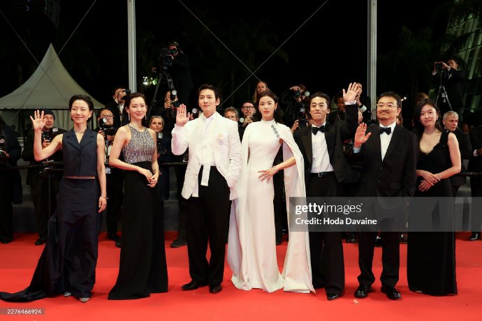  Jeon Ji Hyun, Ji Chang Wook và ekip Colony trên thảm đỏ Cannes 2026. Ảnh: Getty Images.