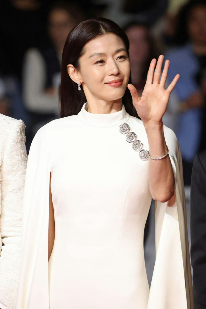 Jeon Ji Hyun đổ bộ Cannes 2026: Bị 