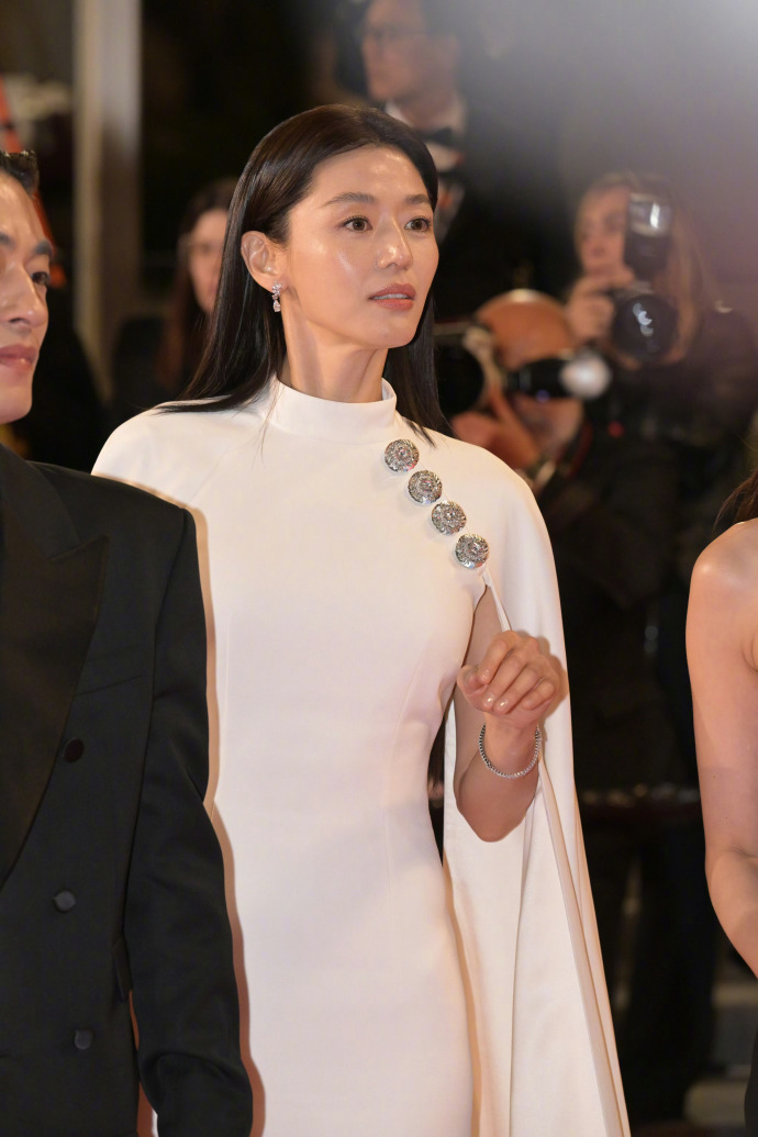 Jeon Ji Hyun đổ bộ Cannes 2026: Bị 