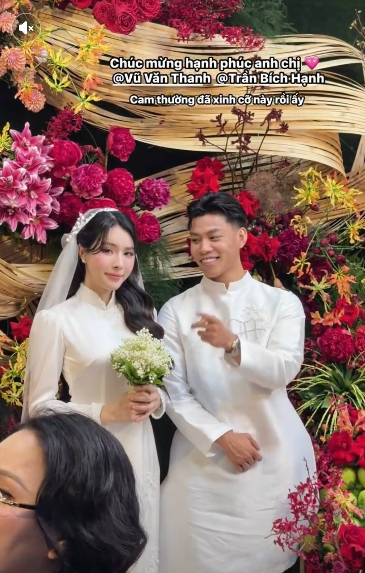 Loạt ảnh/clip nét căng trong đám cưới tiểu thư Trần Bích Hạnh và cầu thủ Văn Thanh hôm nay!