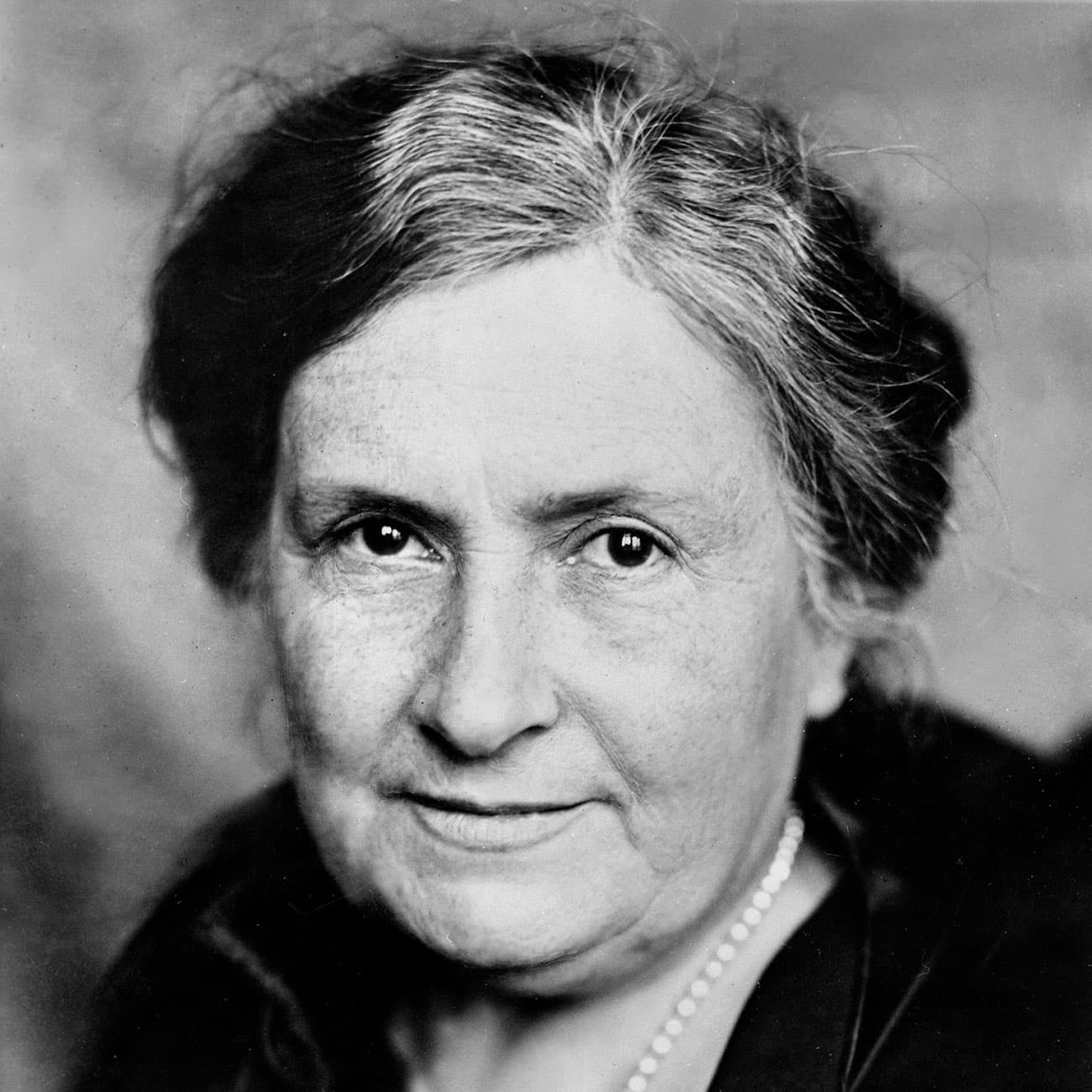 Triết lý giáo dục của Maria Montessori nhấn mạnh việc người lớn cần lùi lại để trẻ tự do khám phá và hoàn thiện kỹ năng của chính mình (Ảnh: ullstein bild/Getty Images)