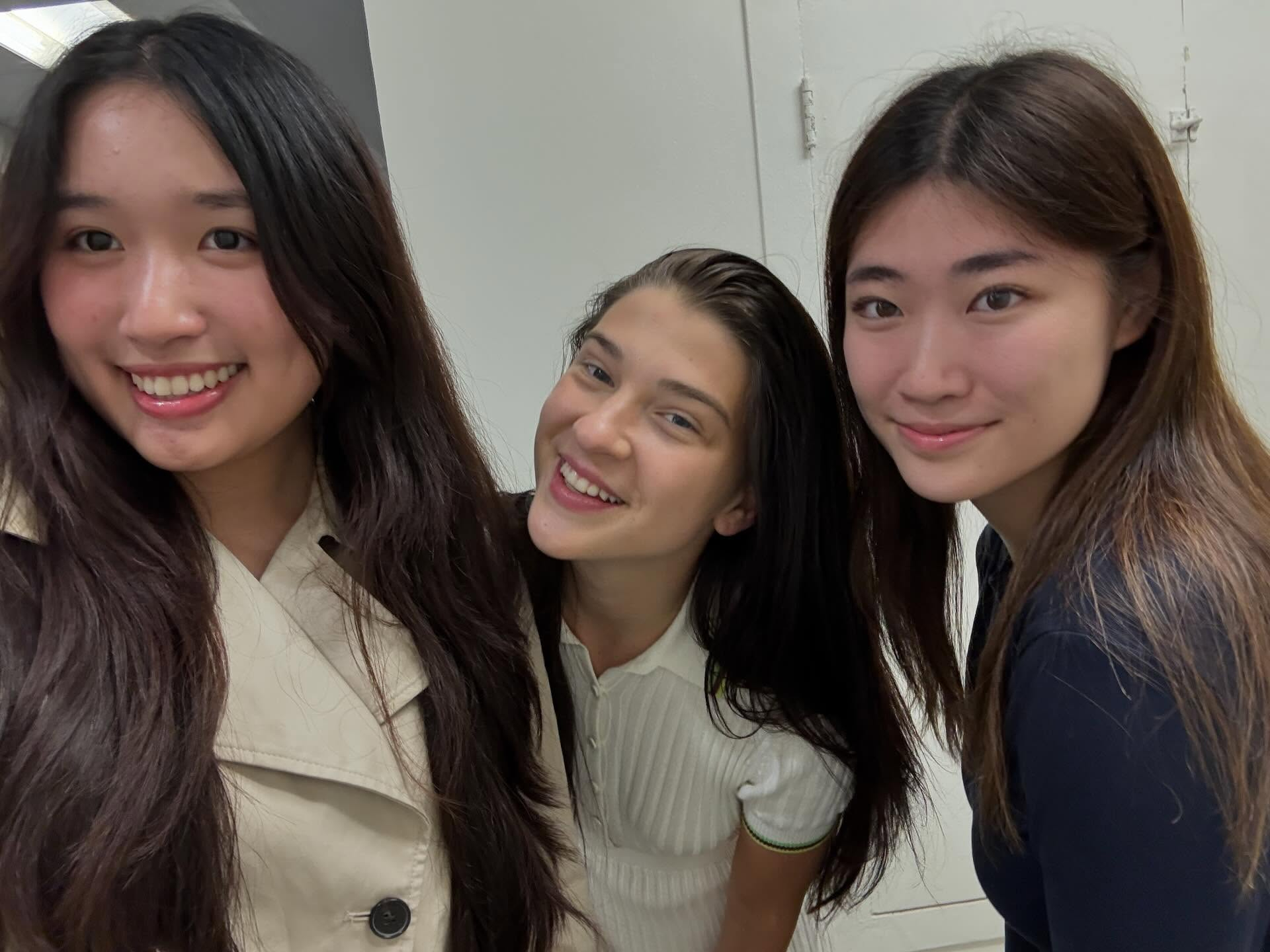 Từ trái qua: Jenny Huỳnh, Phoebe Gates và một người bạn của Jenny Huỳnh
