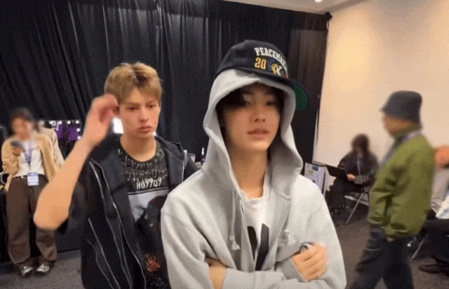 Seonghyeon đội mũ G-DRAGON ngay trong hậu trường MAMA