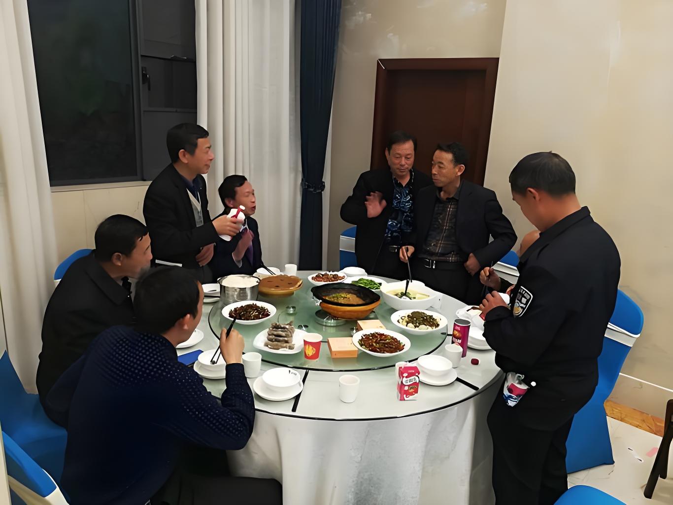 Một buổi họp lớp đã đẩy người đàn ông này vào vòng xoáy nợ nần (Ảnh minh họa)