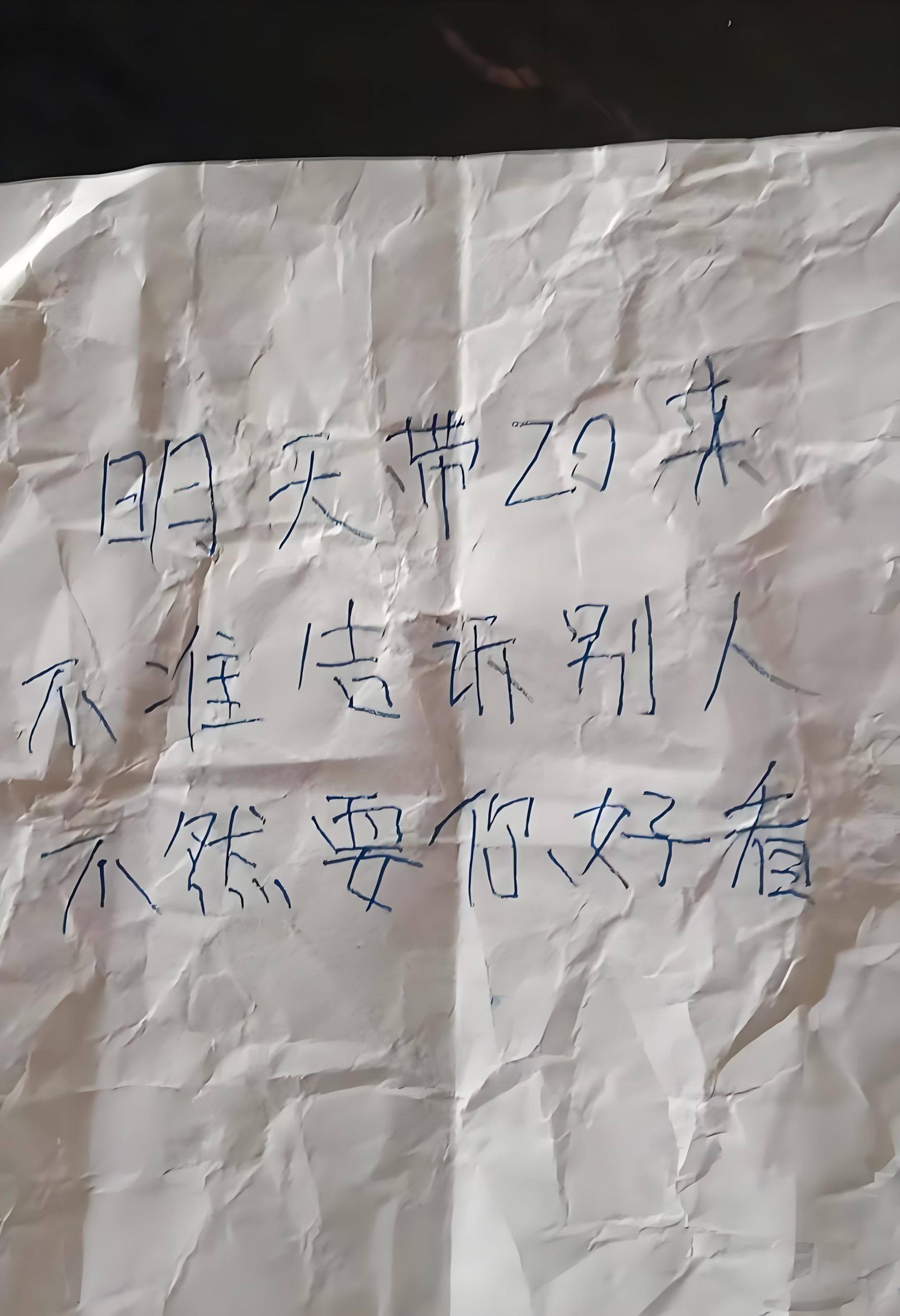Mẩu giấy với nội dung đe dọa: 