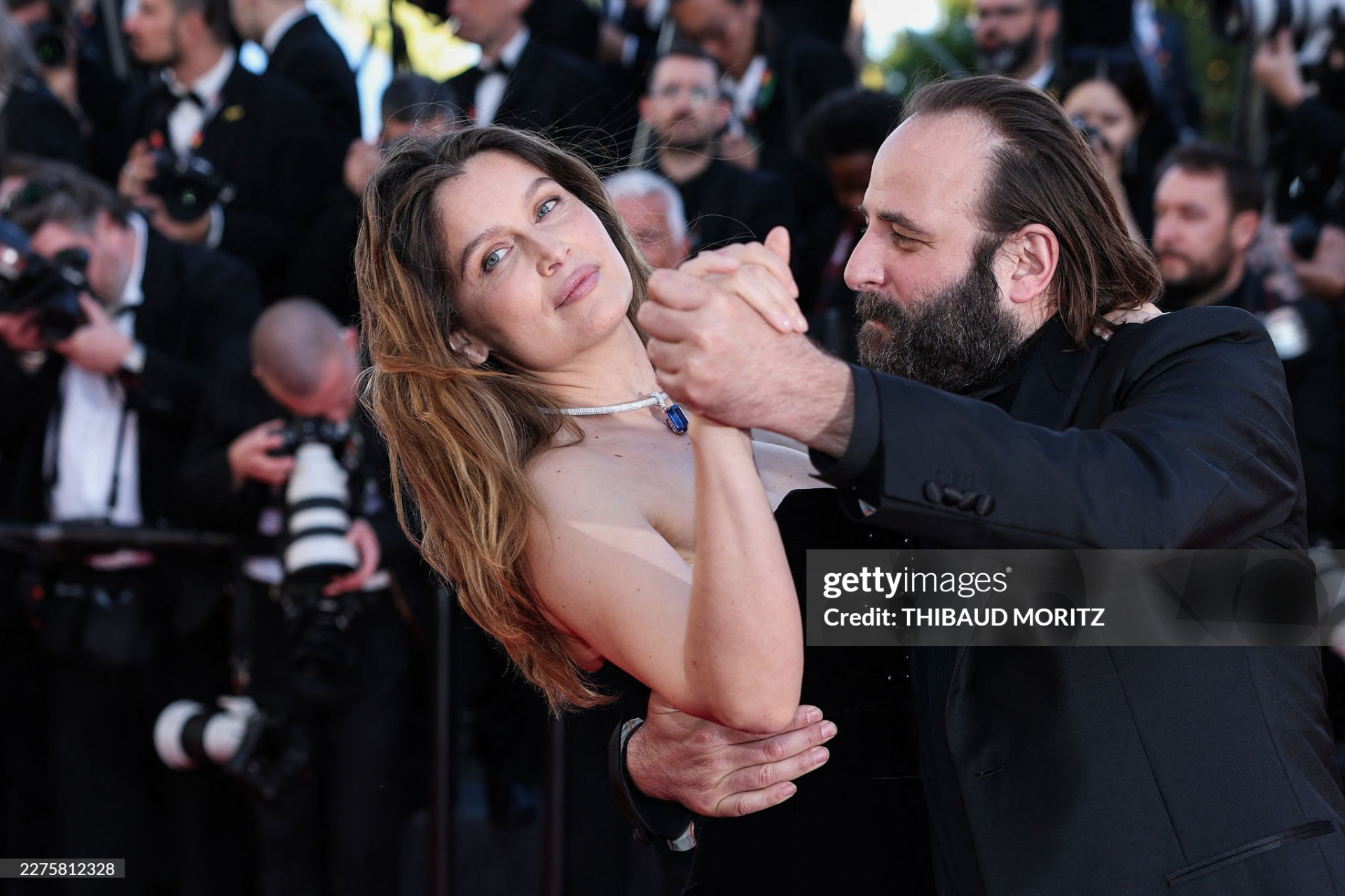 Cô cùng đạo diễn Vincent Macaigne khiêu vũ trên thảm đỏ. Ảnh: Getty Images