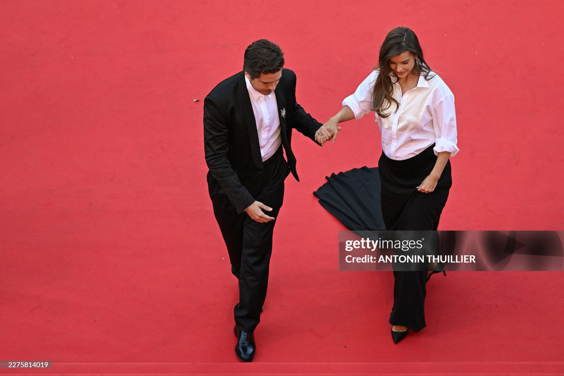 Chồng nữ người mẫu - ngôi sao Zach & Cody Dylan Sprouse hết lòng chăm sóc vợ trên thảm đỏ. Ảnh: Getty Images