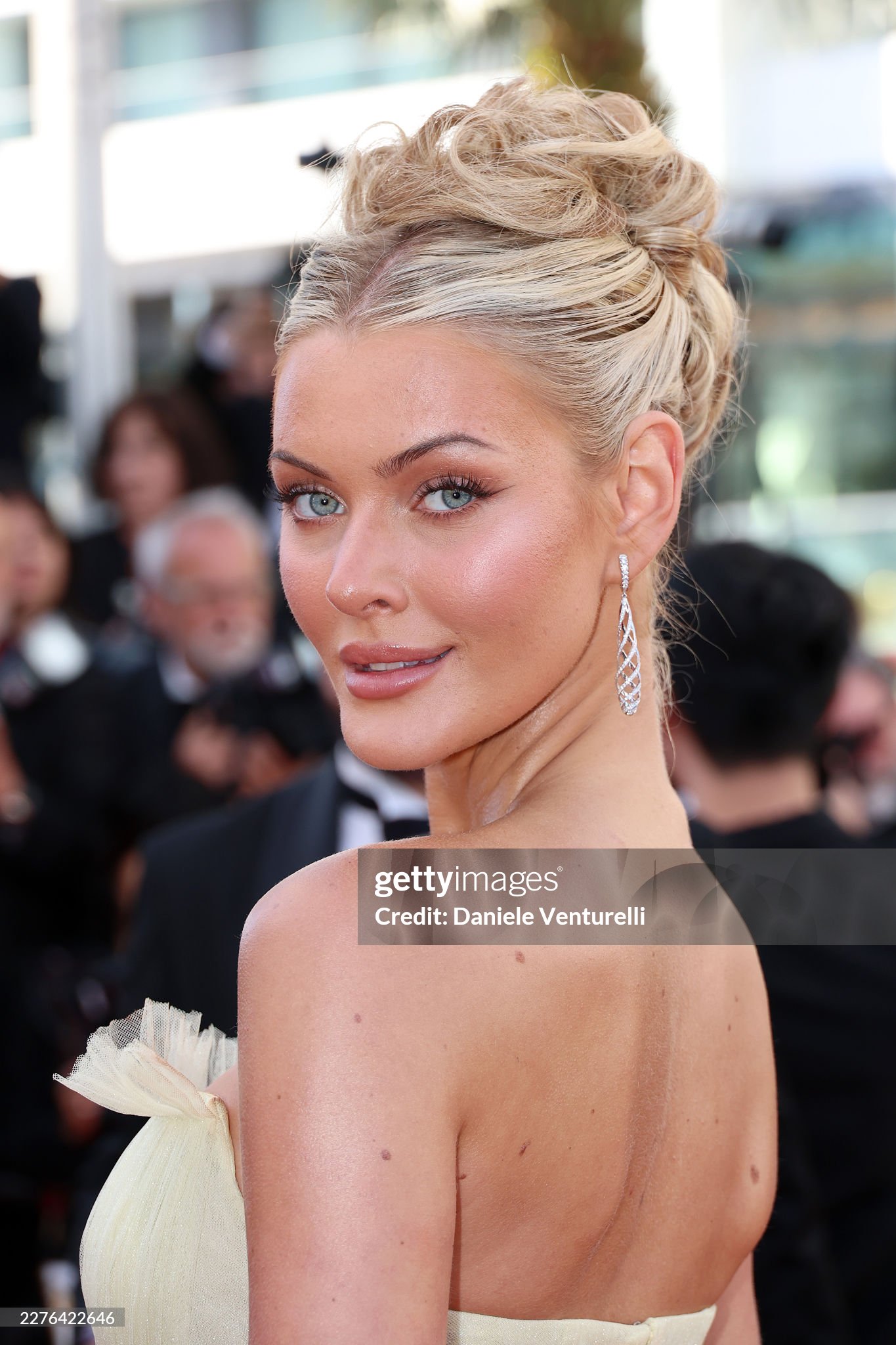 Victoria Kjær Theilvig nổi bật trước 