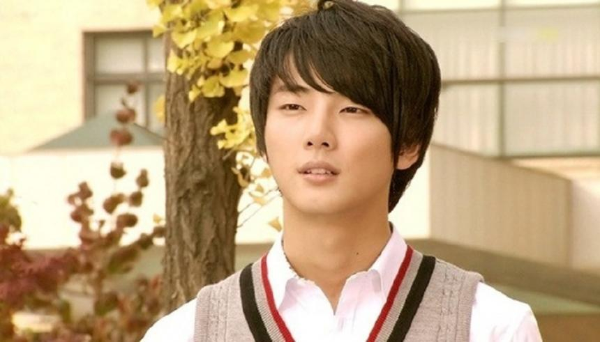 Yoon Shi Yoon được khán giả yêu thích rầm rộ qua bộ phim Gia Đình Là Số 1 phần 2. Ảnh: Naver