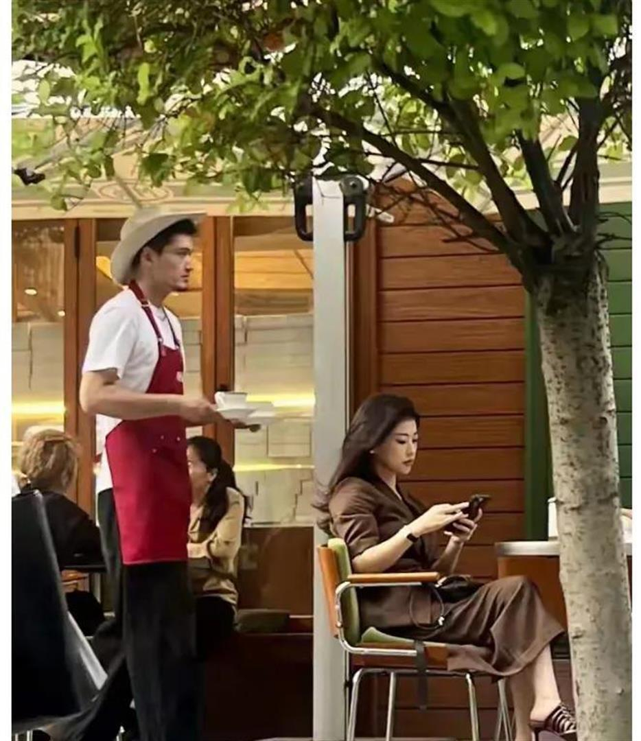 Nữ diễn viên nổi bần bật với visual sắc sảo, hoàn hảo khiến người xem khó có thể rời mắt. Cách 1 bức ảnh cũng có thể thấy khí chất sang trọng tỏa ra bên ngoài của Chu Châu. Ảnh: Sohu.