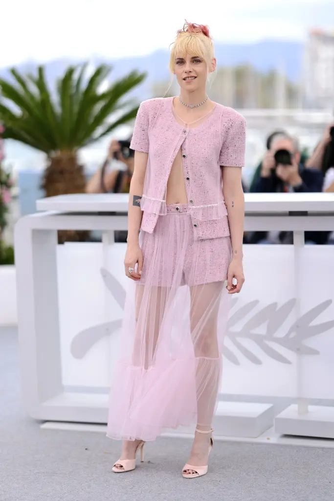 ... và Kristen Stewart cũng vi phạm quy định trang phục. Ảnh: Page Six