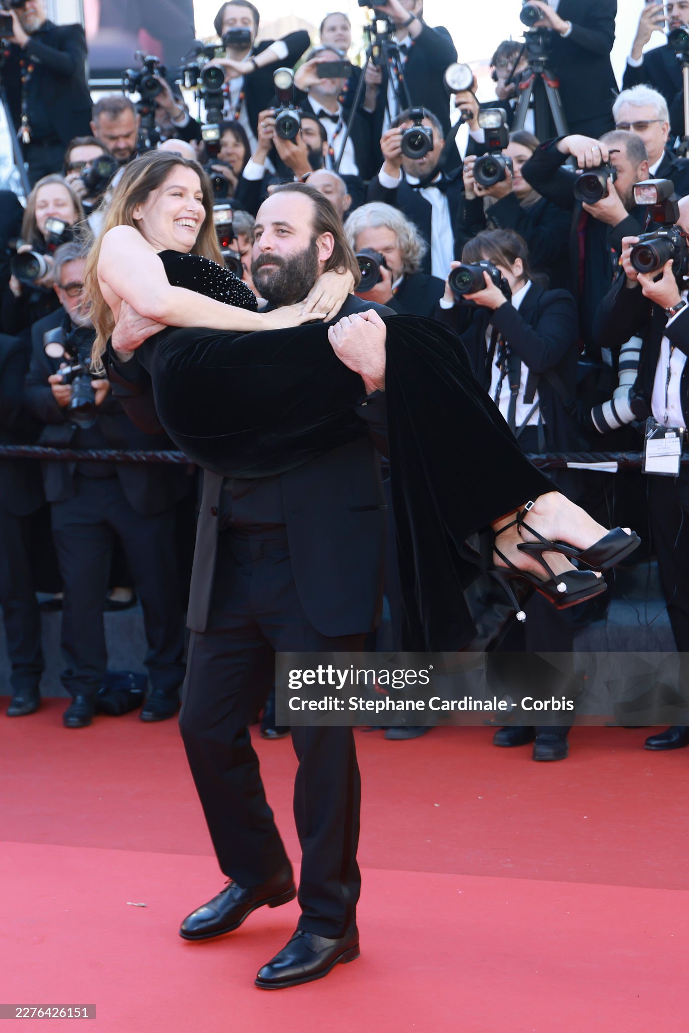 Rồi bất ngờ vị đạo diễn bế bổng cô lên. Ảnh: Getty Images