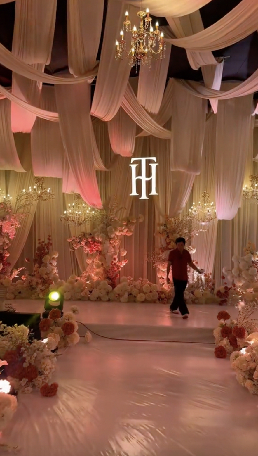 Không gian bên trong rạp cưới Văn Thanh - Bích Hạnh đã được hé lộ (Nguồn: @kevinthai.eventwedding)