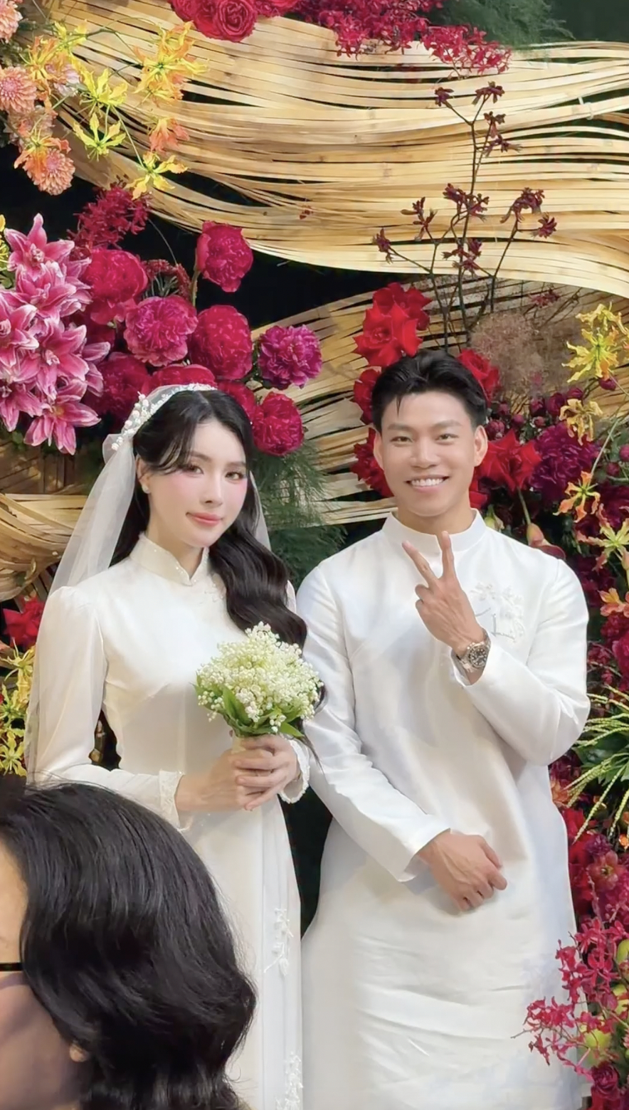 Loạt ảnh/clip nét căng trong đám cưới tiểu thư Trần Bích Hạnh và cầu thủ Văn Thanh hôm nay!