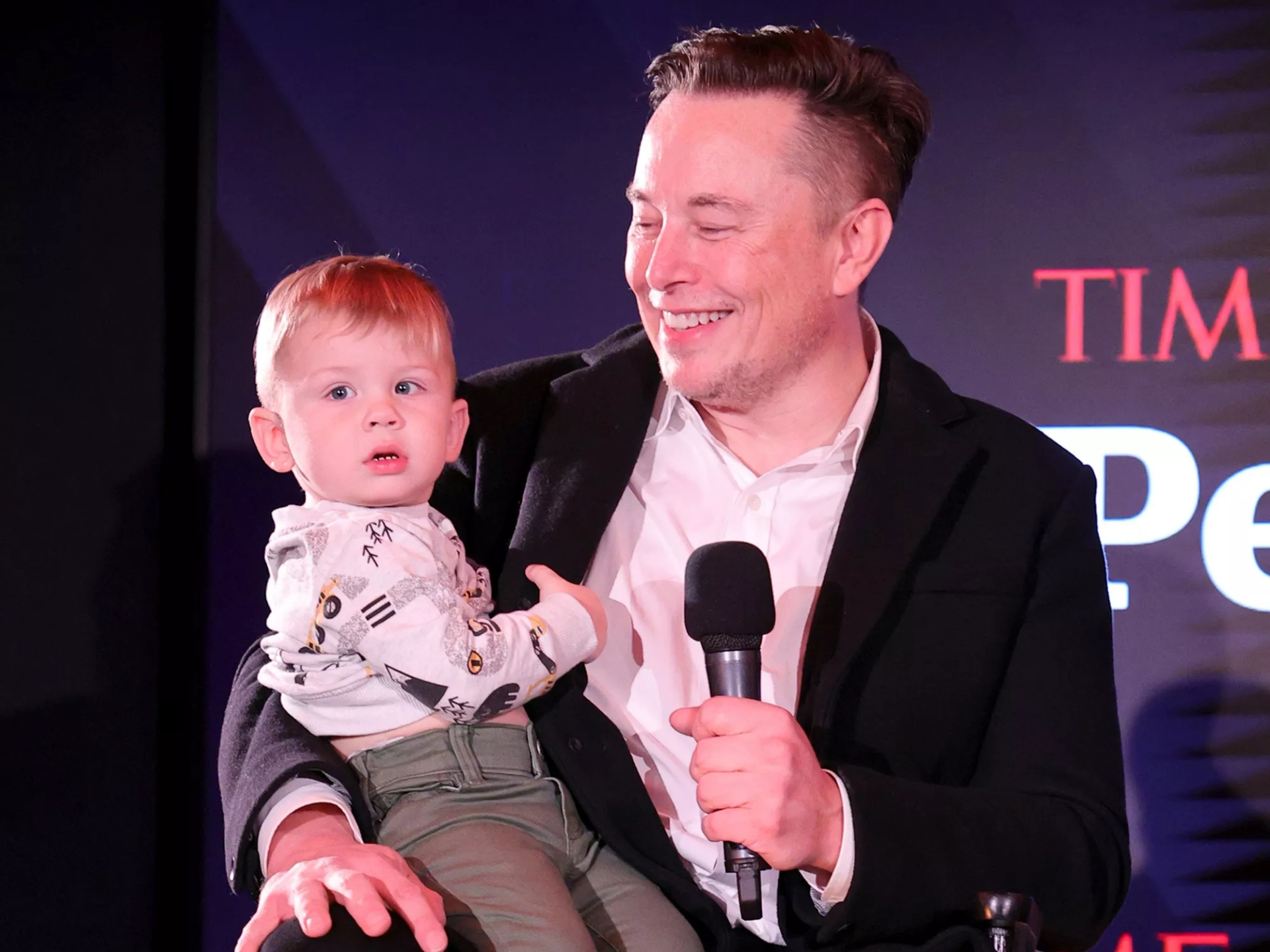 Elon Musk và con trai X tại lễ trao giải Nhân vật của năm 2021 của tạp chí TIME. Ảnh: Getty.
